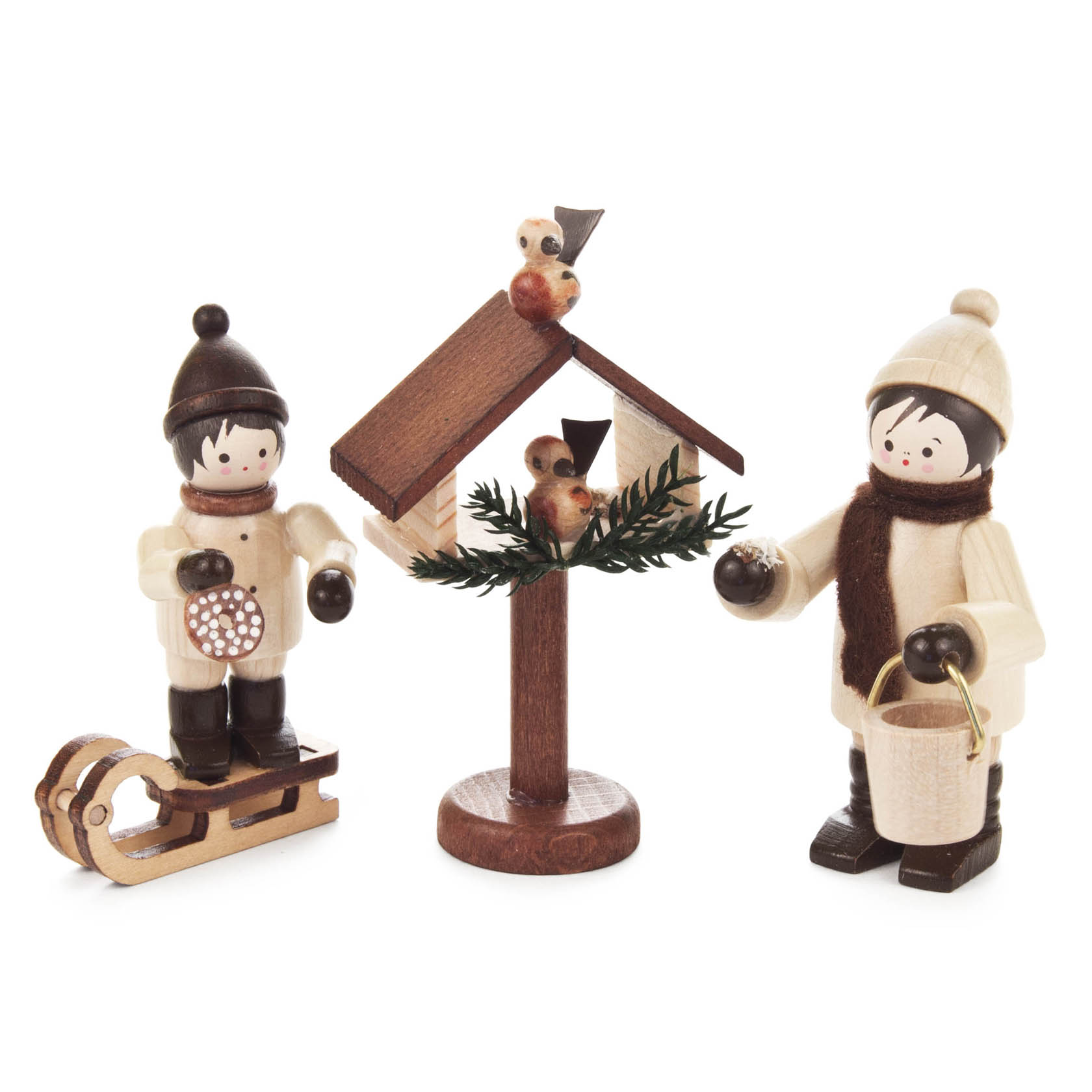 Zwei Holzfiguren, ein Junge mit Schlitten und ein Mädchen mit Eimer, stehen neben einem Vogelhäuschen mit drei kleinen Vögeln darauf. im Dregeno Online Shop günstig kaufen