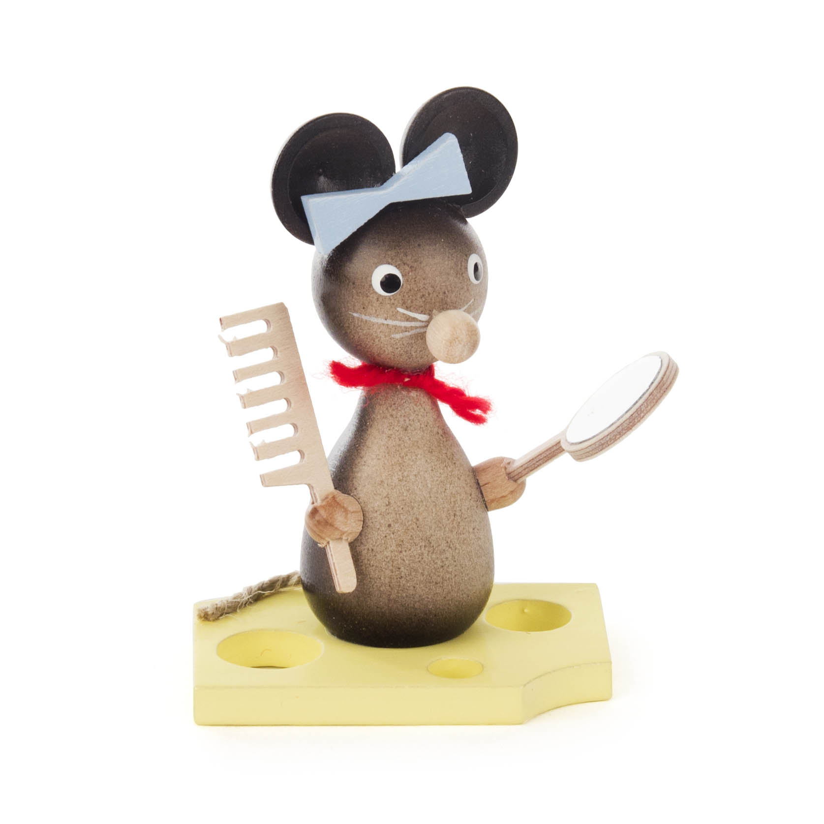 Holzfigur einer Maus mit blauer Schleife, rotem Schal, die einen Kamm und einen Handspiegel hält, stehend auf einem gelben Käseblock. im Dregeno Online Shop günstig kaufen