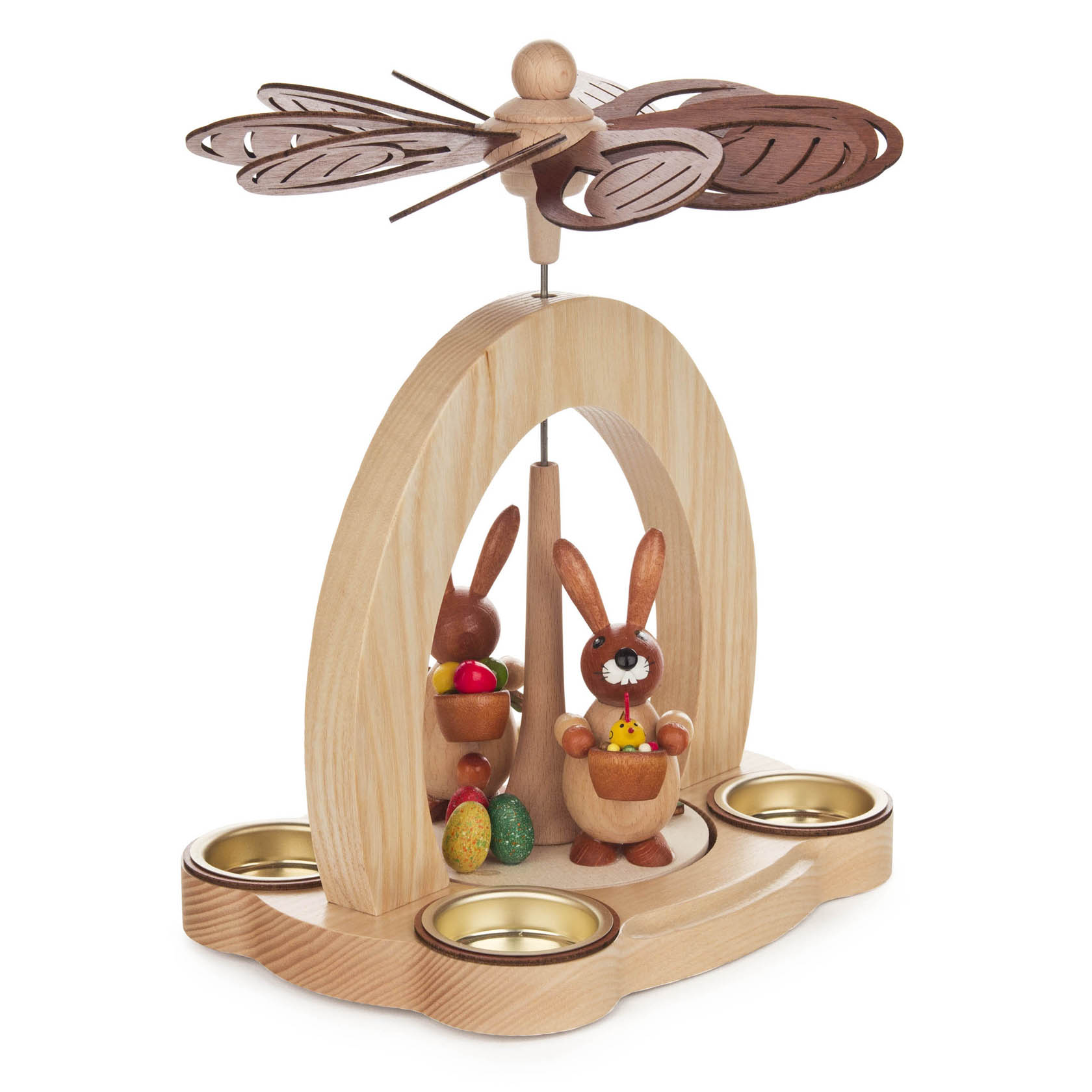 Holzpyramide für Teelichte mit zwei Hasenfiguren, einer mit buntem Osterei und Korb. Oben drauf ein Windrad aus Holz.