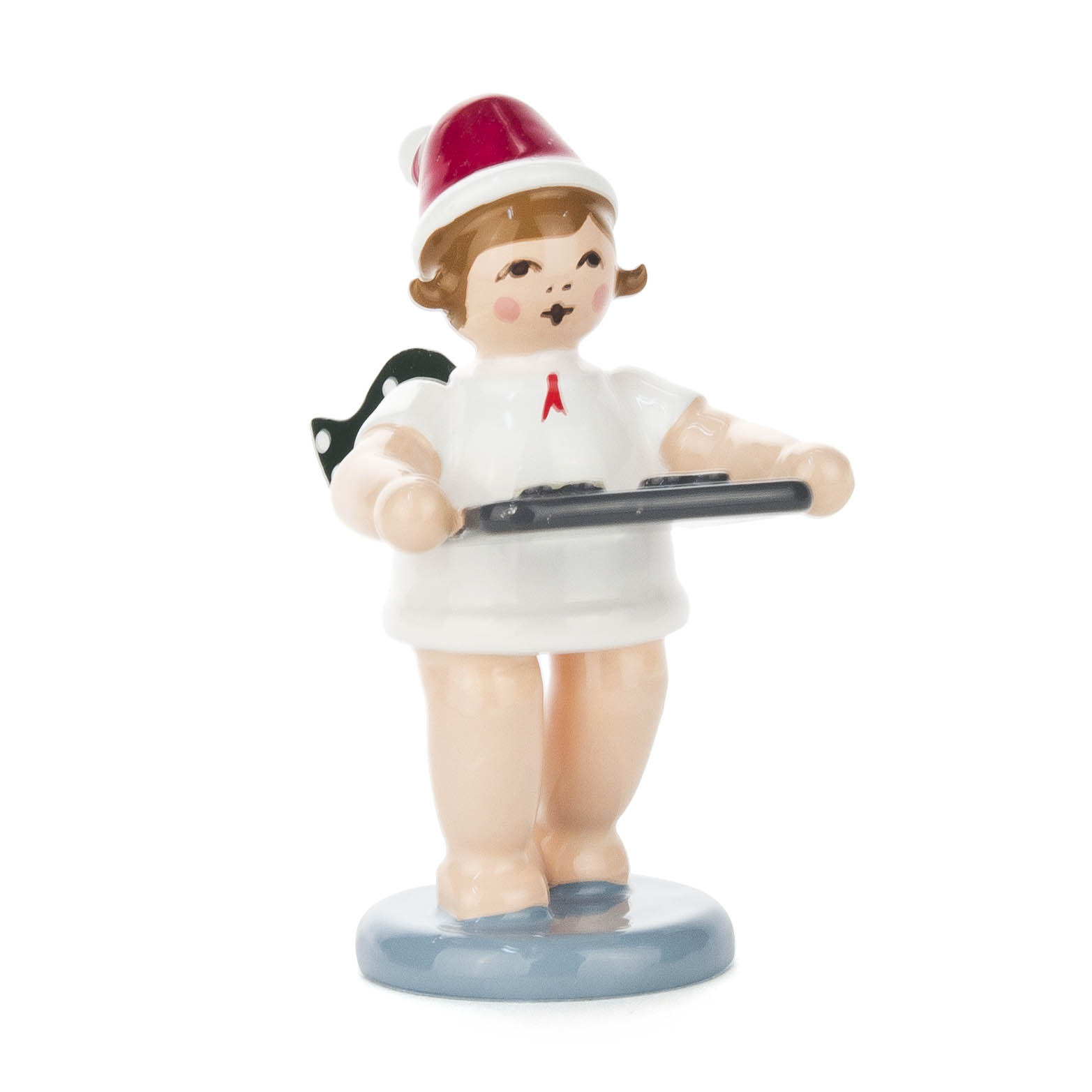 Figur eines kleinen Engels mit weißem Kleid, roter Mütze und Flügeln, der ein Backblech hält. im Dregeno Online Shop günstig kaufen