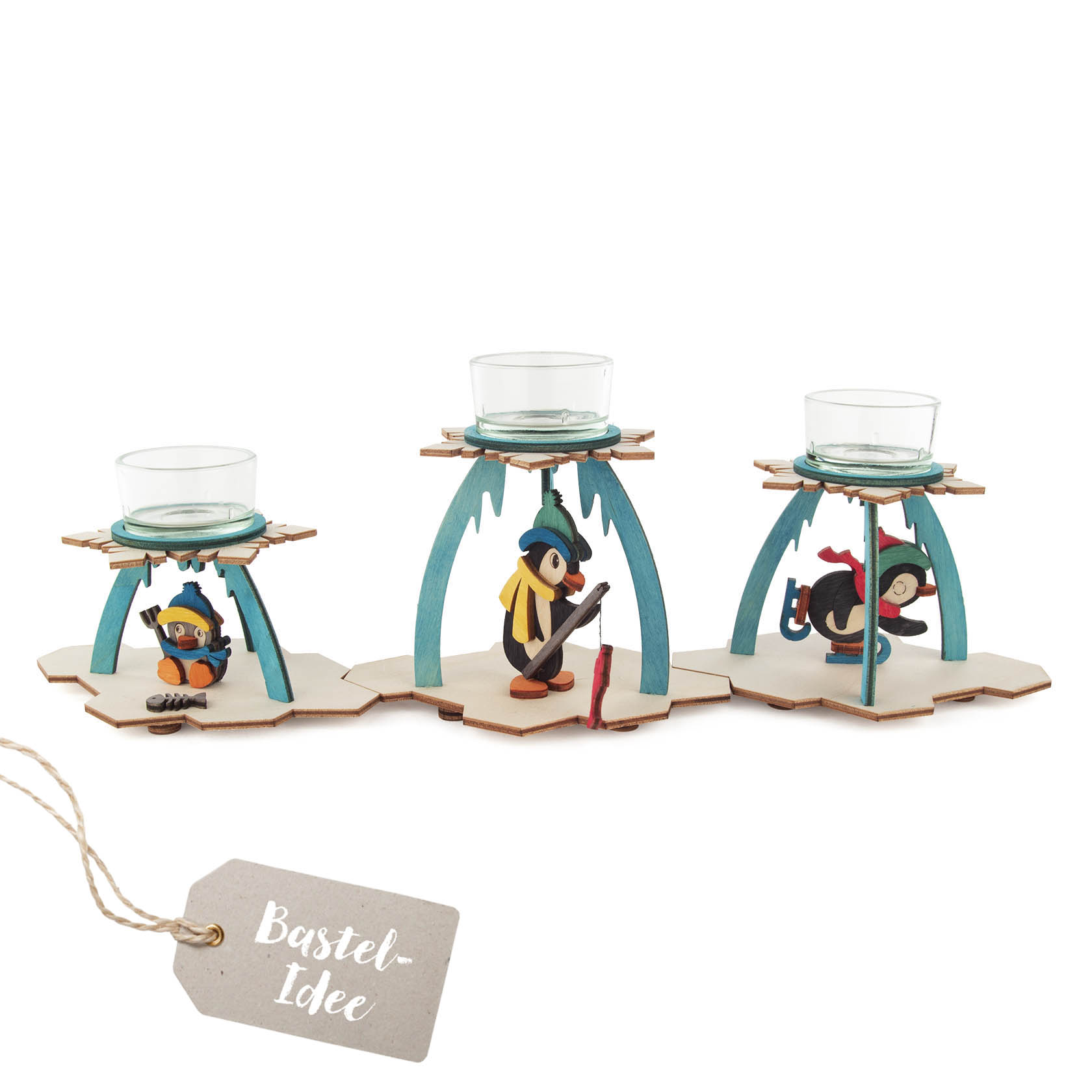 Drei Teelichthalter aus Holz in Form von Pinguinen, die jeweils unter einem Glasbehälter stehen. Jeder Pinguin hat unterschiedliche Accessoires und posiert anders. im Dregeno Online Shop günstig kaufen