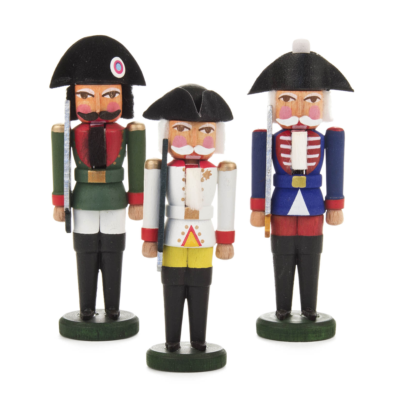 Drei Mini-Nussknacker in französischer Soldatenuniform, etwa 8,5 cm groß. Jeder trägt eine andere farbige Uniform: grün, weiß-gelb und blau-rot. im Dregeno Online Shop günstig kaufen
