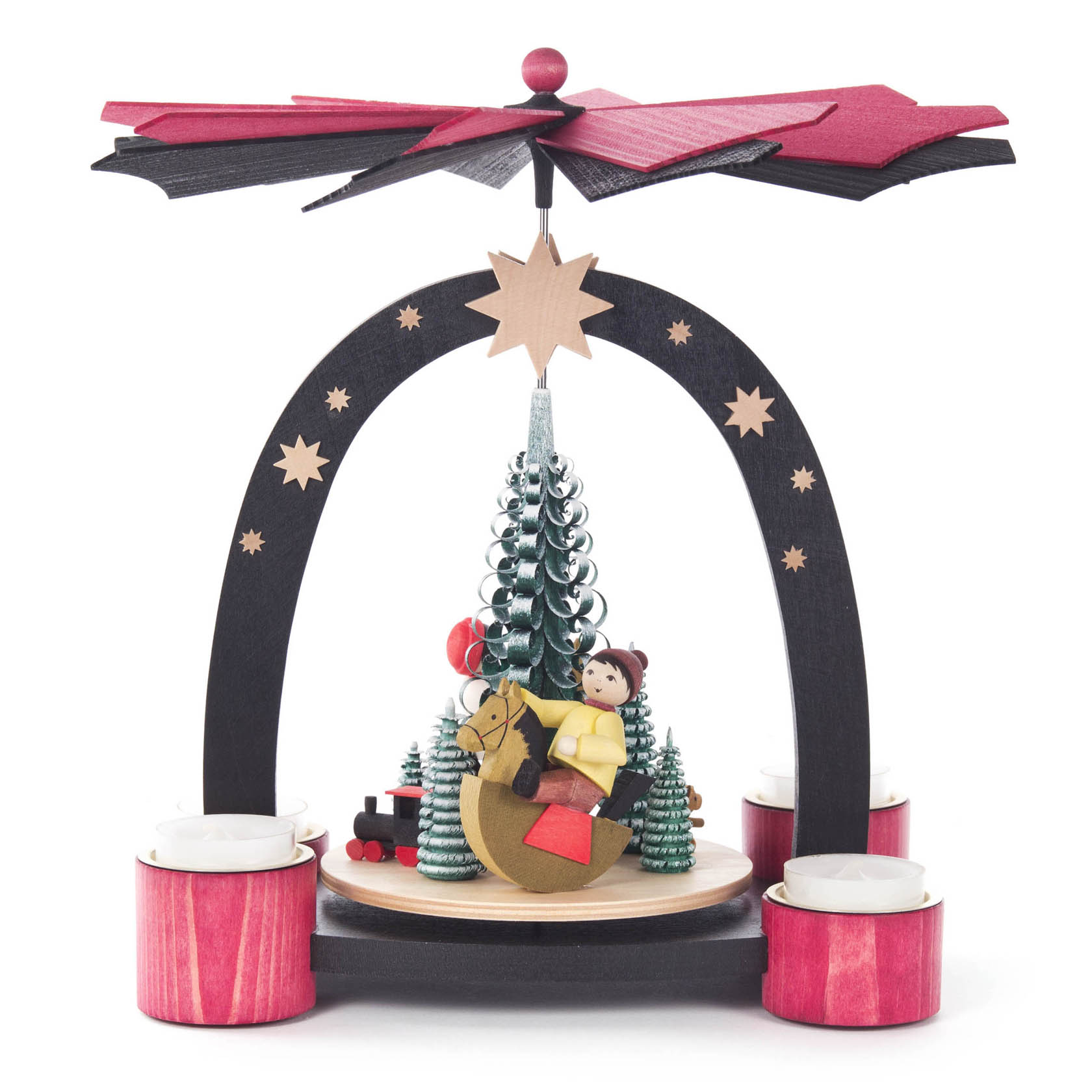 Ein Teelicht-Pyramide mit einem Reiterleinmotiv. Das Reiterlein sitzt auf einem Pferd, umgeben von einem Baum und kleinen Teelichthaltern. im Dregeno Online Shop günstig kaufen