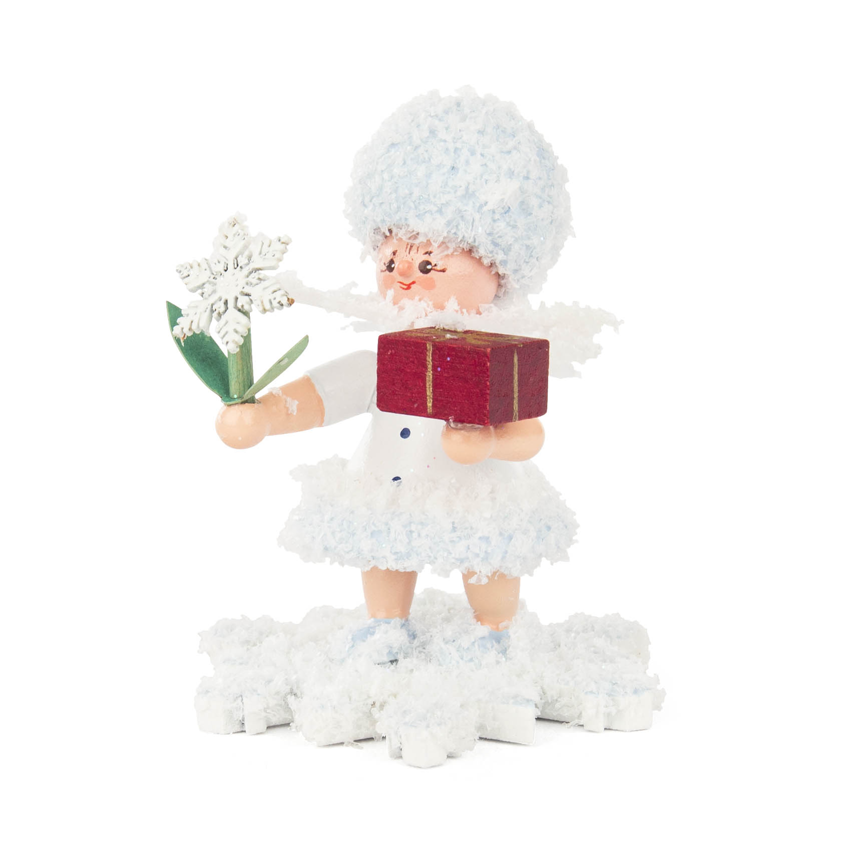 Holzfigur eines Schneeflöckchens in weißem Outfit, das in einer Hand ein weißes Geschenk und in der anderen eine Schneesterne-Statuette hält. im Dregeno Online Shop günstig kaufen