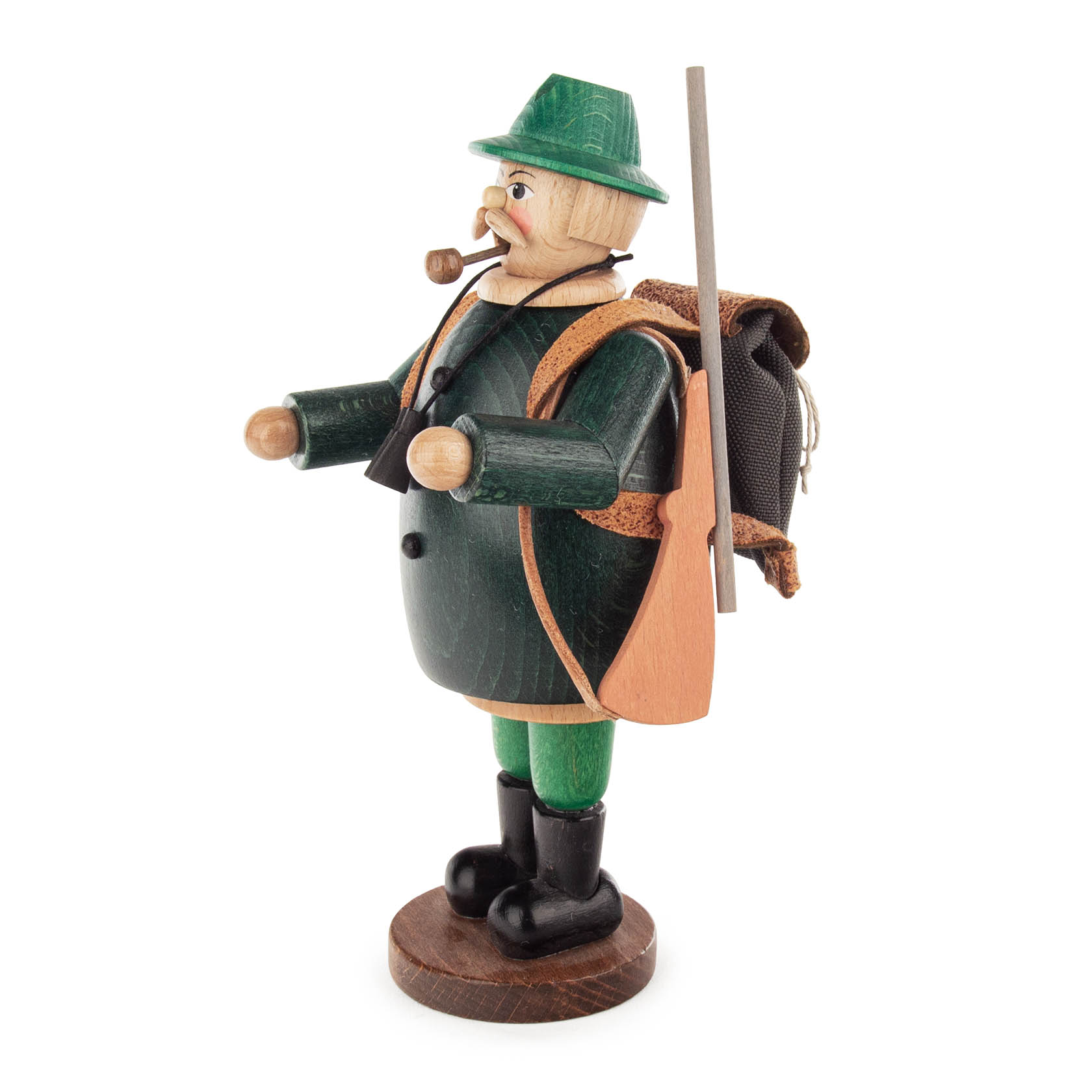 Ein hölzerner Räuchermann in Gestalt eines Försters, mit grünem Mantel, Pfeife im Mund, Rucksack auf dem Rücken und Gewehr in der Hand.