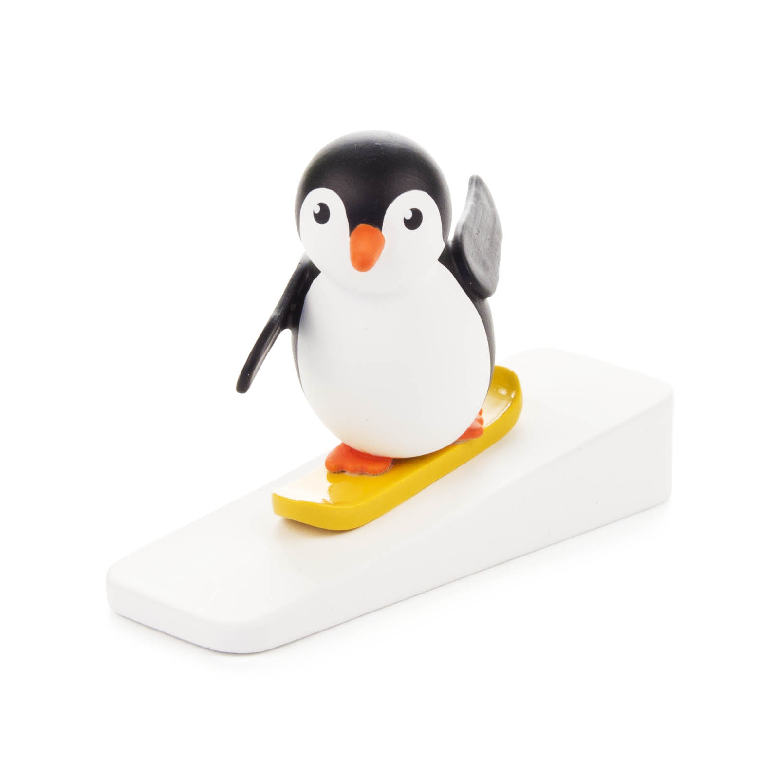 Eine kleine Figur eines Pinguins, der auf einem gelben Snowboard steht und mit der rechten Flosse winkt. im Dregeno Online Shop günstig kaufen
