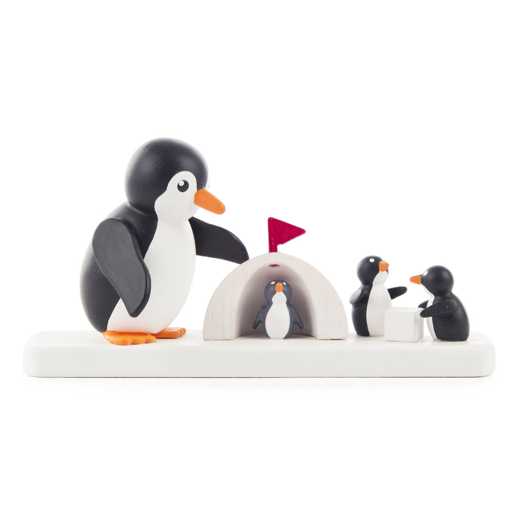 Holzfigur: Großer Pinguin deutet auf zwei Pinguin-Kinder, die mit einem Iglu und einem roten Fähnchen spielen. im Dregeno Online Shop günstig kaufen