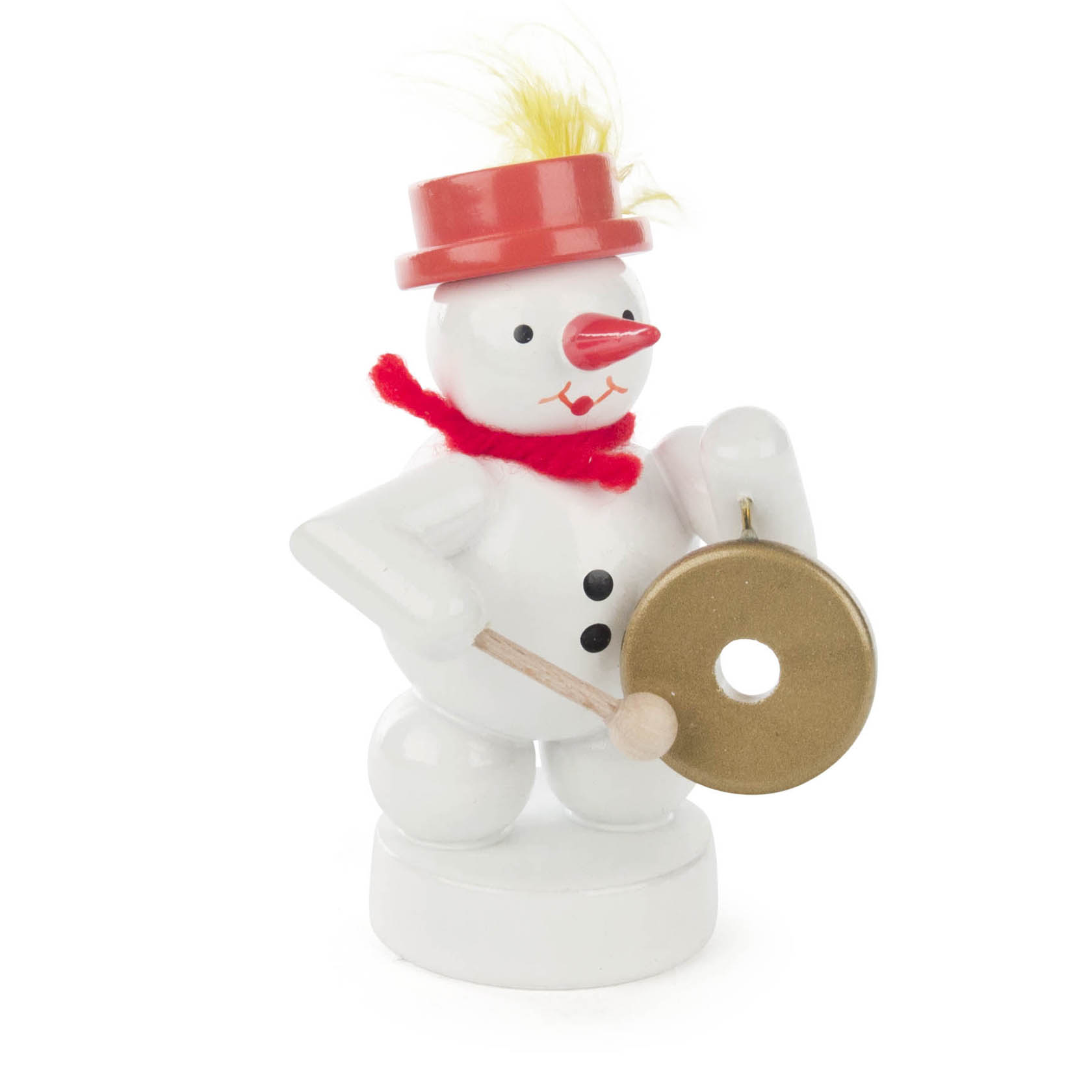 Ein Schneemann mit schwarzem Knopfaugen und -mund, roter Nase und Schal, rotem Hut mit gelber Feder. Er hält einen Gong und einen Holzschlägel. im Dregeno Online Shop günstig kaufen