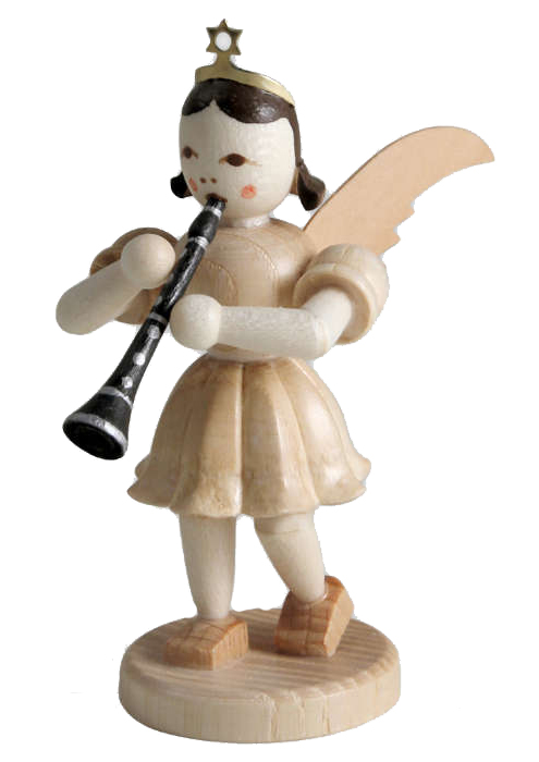 Holzfigur eines Engels mit kurzen Haaren, der eine Klarinette spielt. Der Engel hat Flügel und steht auf einem runden Sockel. im Dregeno Online Shop günstig kaufen
