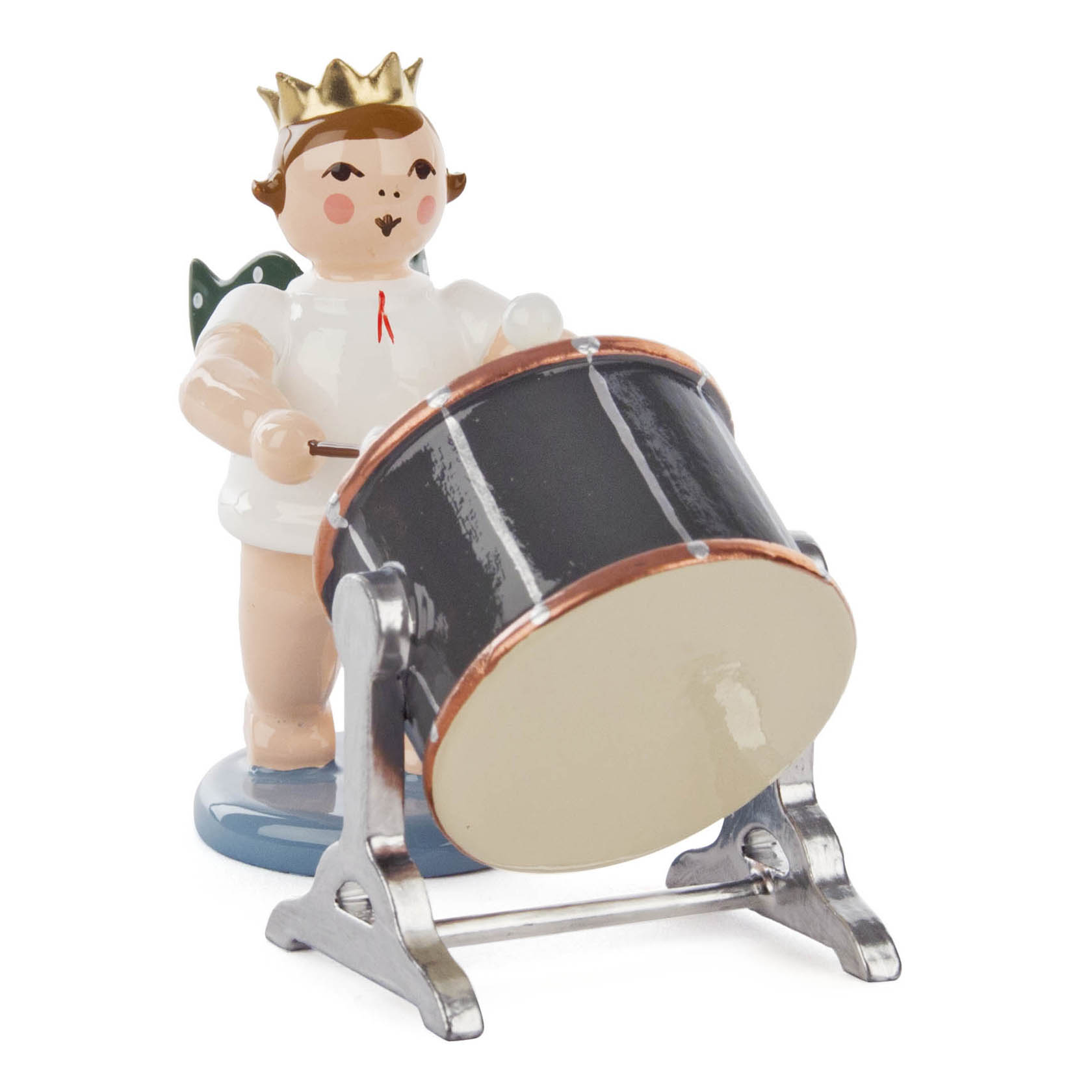A crafted angel figurine with a gold crown, playing a large black and white drum, adorned with green wings and standing on a blue base. im Dregeno Online Shop günstig kaufen