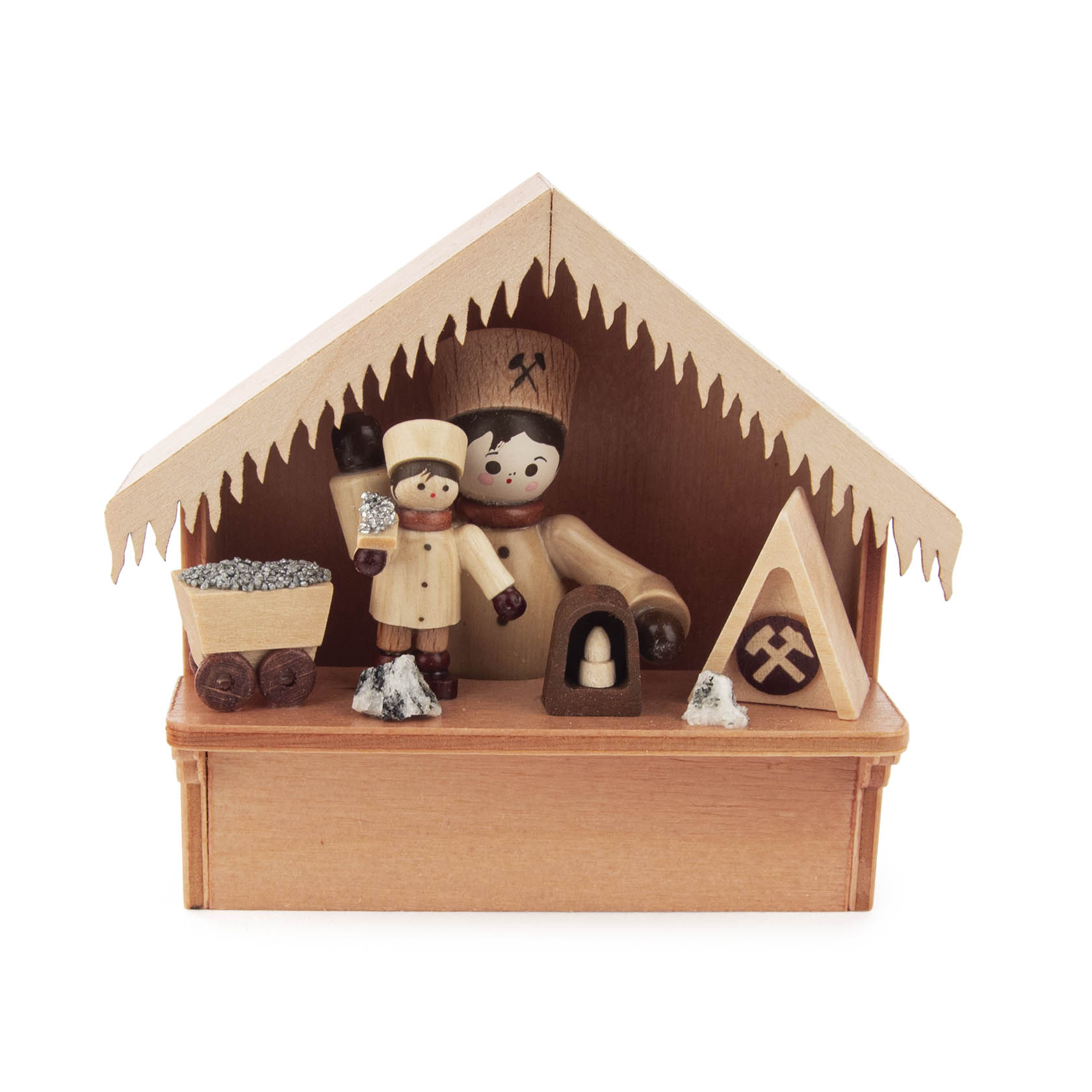 Holzfigur eines Weihnachtsmarktbüdes mit Bergmann-Thema. Zwei Bergmann Figuren in traditioneller Kleidung neben Minenwagen und Bergbausymbolen. im Dregeno Online Shop günstig kaufen