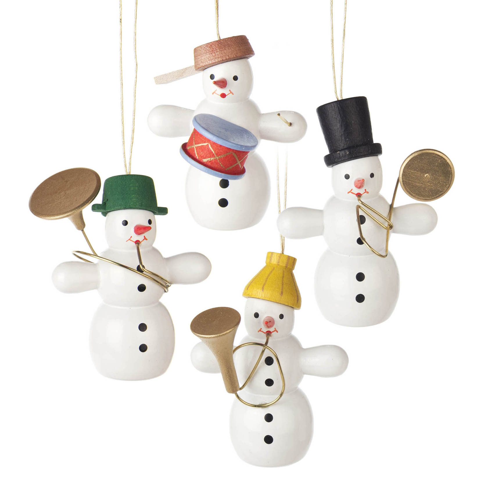 Vier Schneemänner aus Holz hängen an Fäden. Jeder hat eine Kopfbedeckung und hält ein Instrument: Trommel, Becken, Horn und Posaune. im Dregeno Online Shop günstig kaufen