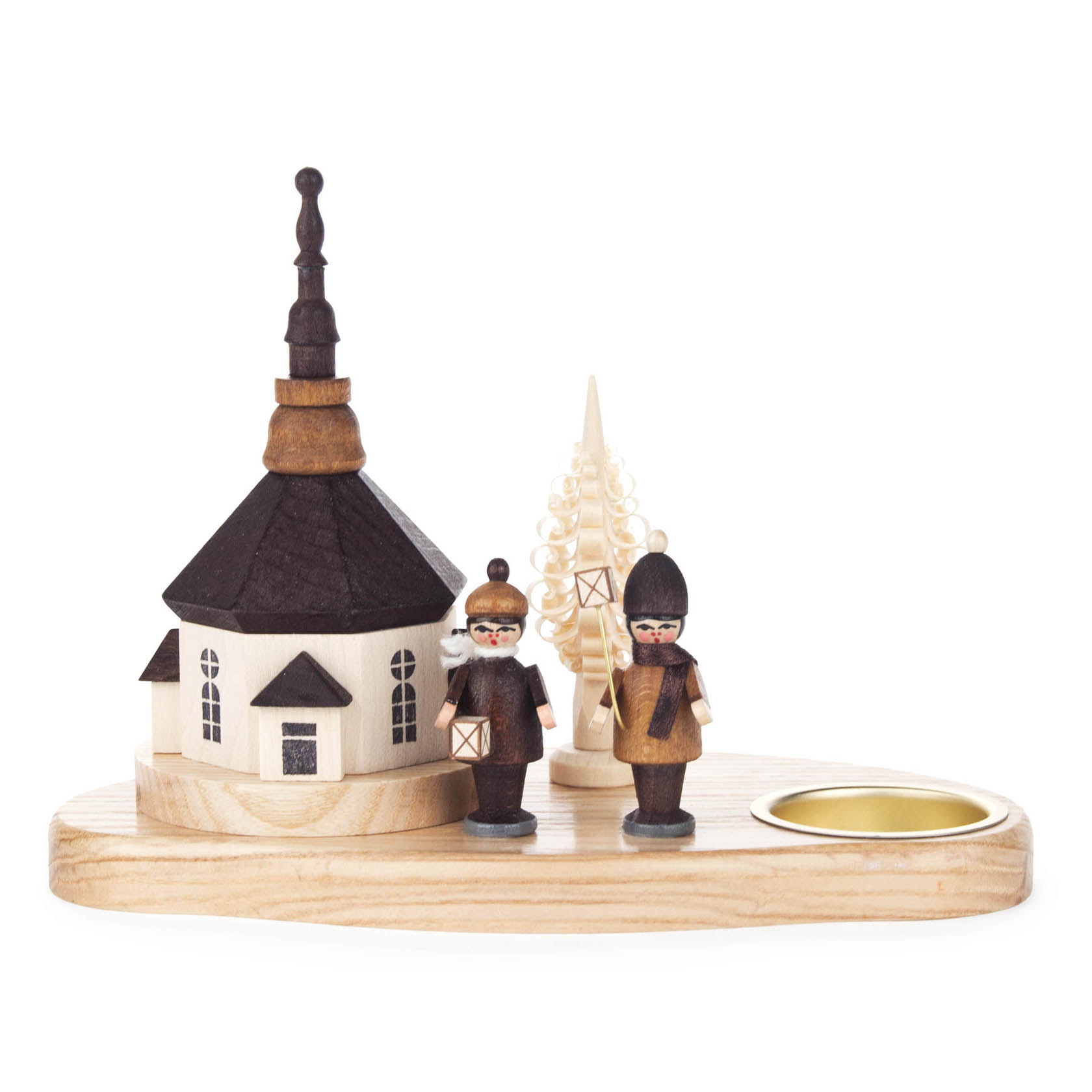 Holz-Teelichthalter mit einer kleinen, schwarzen Kirchturm-Attrappe und zwei geschnitzten Figuren, die Laternen halten, vor einem dekorativen Baum. im Dregeno Online Shop günstig kaufen