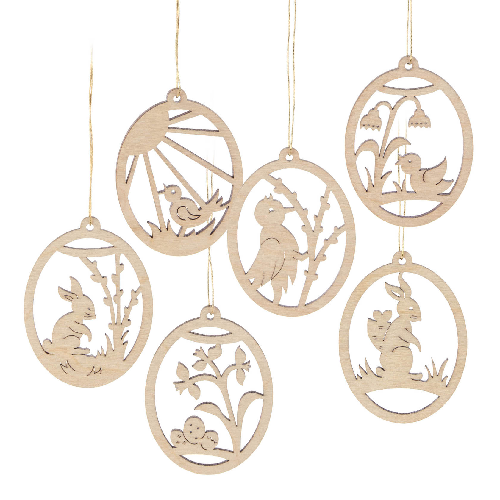 Sechs hölzerne Osteranhänger mit Motiven von Hasen, Vögeln und Blumen, die auf einer Oberfläche flach liegen. im Dregeno Online Shop günstig kaufen