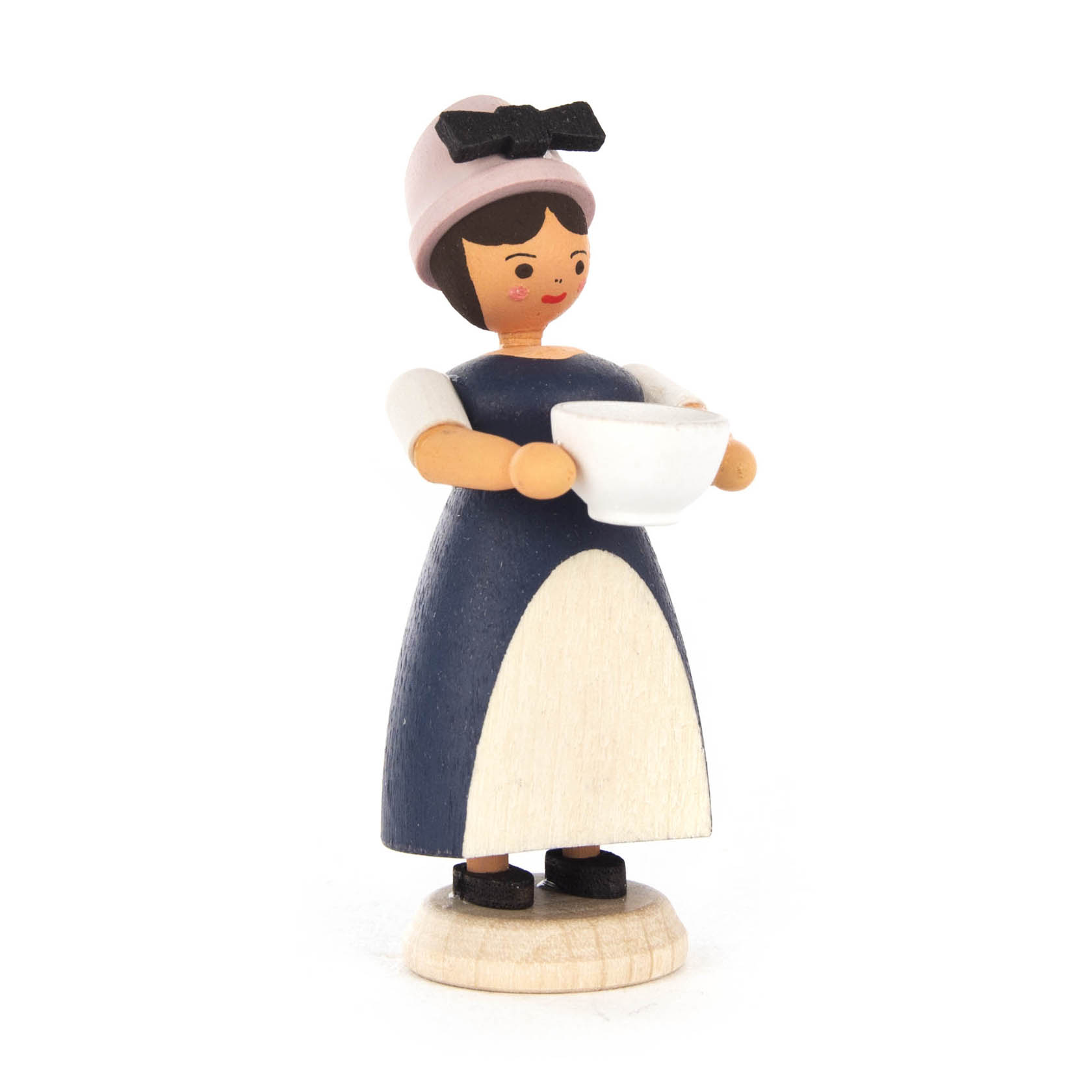 Holzfigur einer Frau in blauer und weißer Kleidung mit rosa Haube und schwarzer Schleife, hält eine weiße Schale in den Händen. im Dregeno Online Shop günstig kaufen