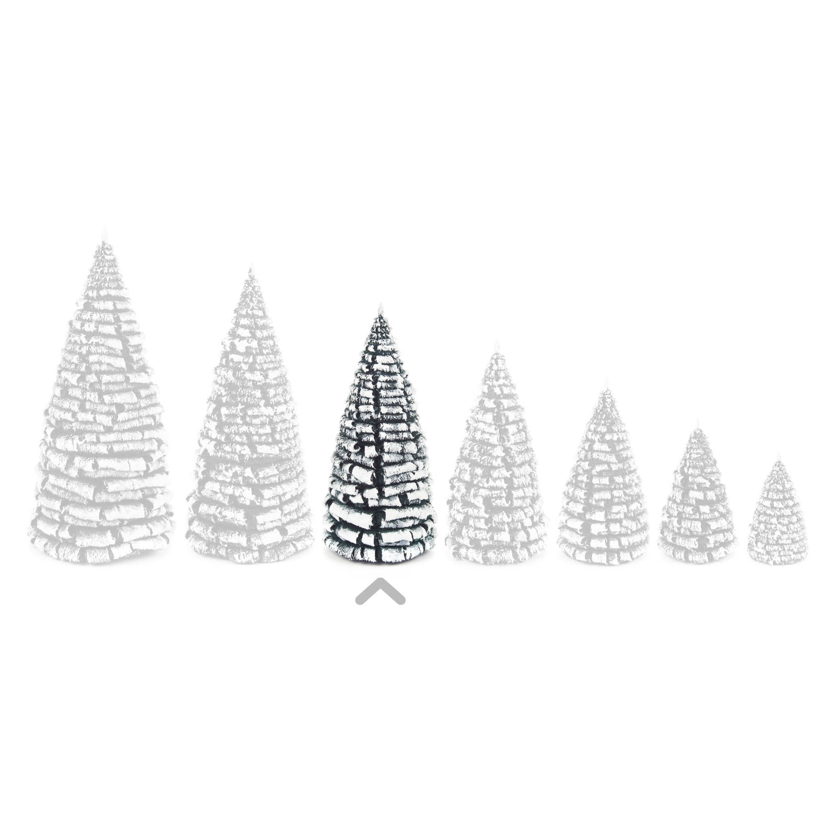 Eine Reihe von sieben dekorativen Bäumen im Schnee, der mittlere Baum ist grün mit weißem Raureif und 14 cm hoch.