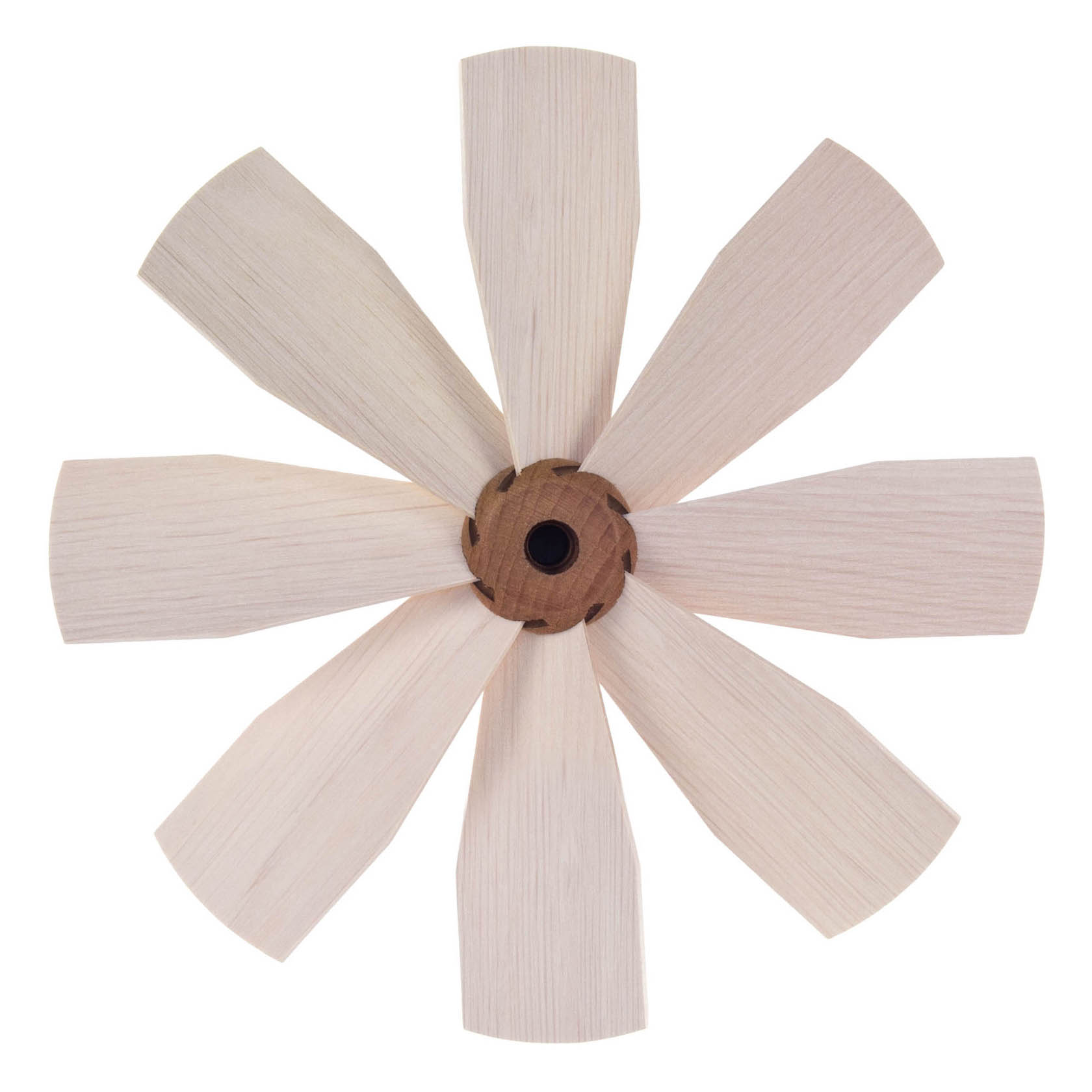 Ein helles Ventilator Flügelrad mit acht blattförmigen Flügeln aus Holz, symmetrisch um einen zentralen braunen Holzanschluss arrangiert.