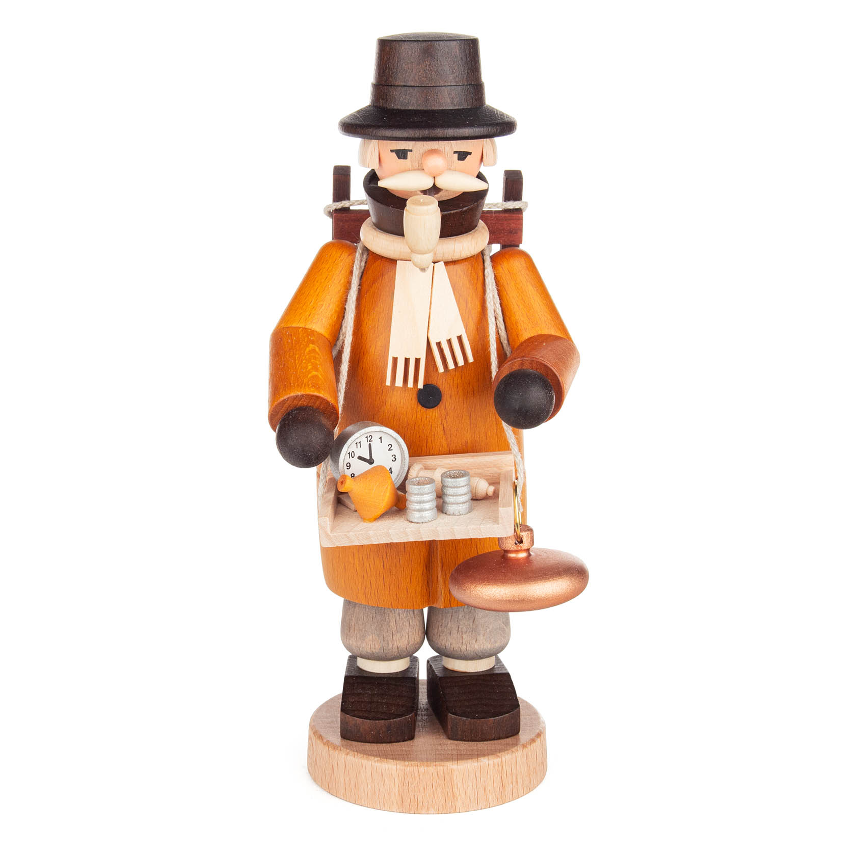 Ein hölzerner Räuchermann in Form eines Trödelhändlers, mit Hut und Bart, hält eine Trage mit einer Uhr und einigen Münzen. Er trägt einen Rucksack. im Dregeno Online Shop günstig kaufen