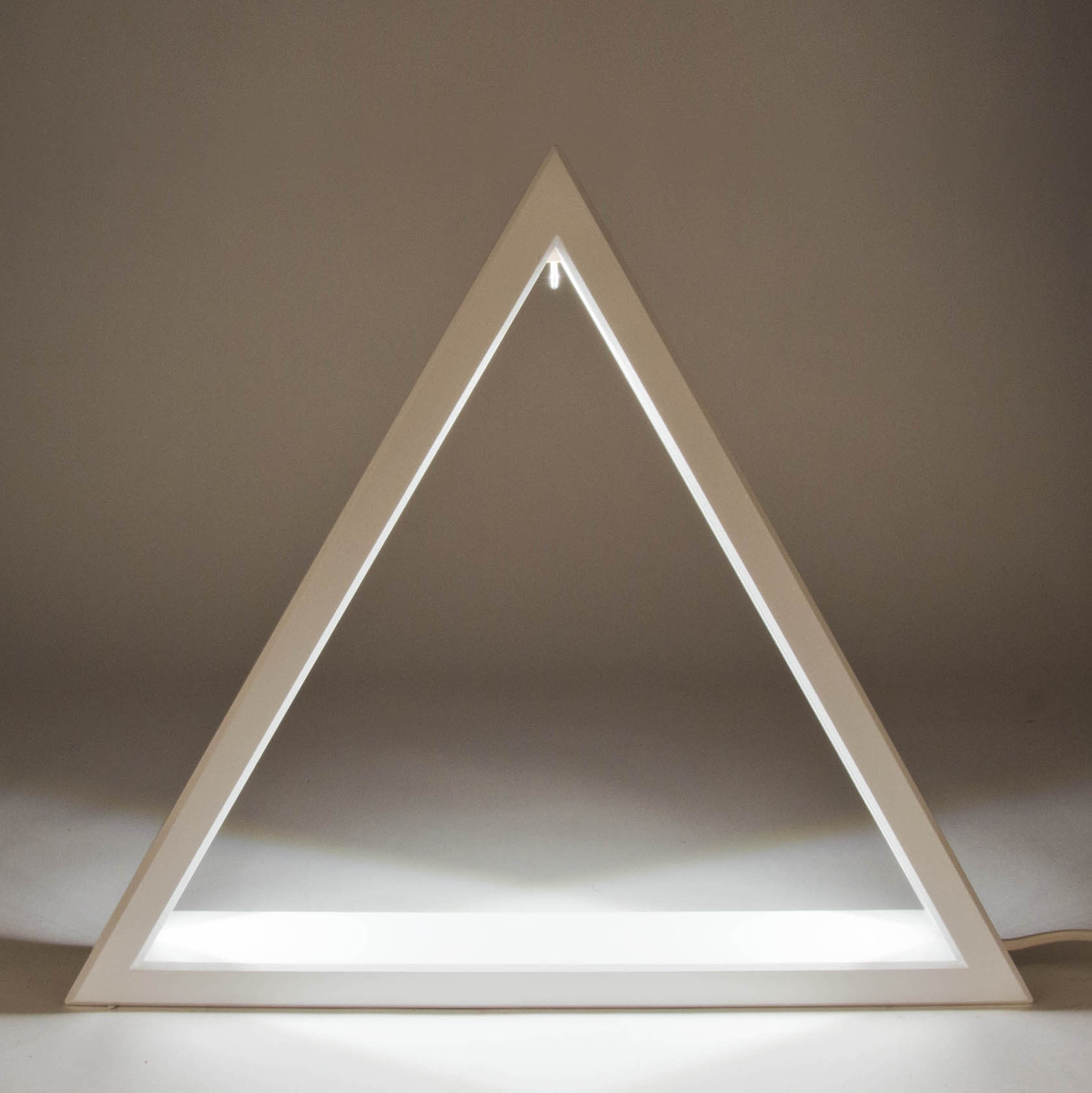Weißes beleuchtetes Dreieck, 35 cm, mit LED-Band, das sanft leuchtet. Stromversorgung über 12V LED-Band und 100-240V Trafo.