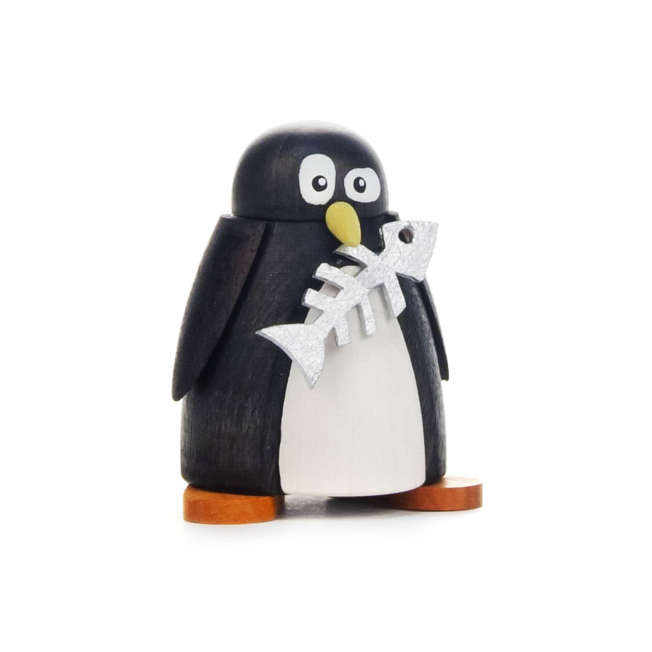 Kleine Pinguinfigur aus Holz hält einen silberfarbenen Fisch im Maul, hat schwarze Flügel, weiße Brust und orangefarbene Füße. im Dregeno Online Shop günstig kaufen