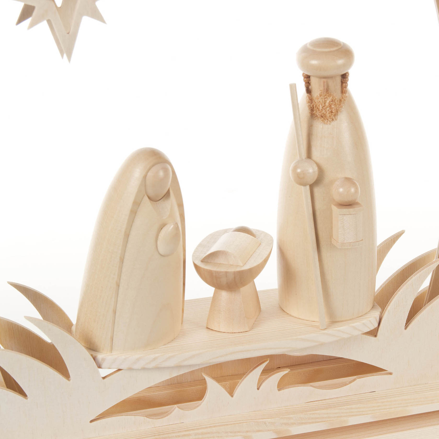 Holzfigurenset zeigt die Geburt Christi: Maria und Josef stehen neben der Krippe, die das neugeborene Jesuskind enthält. Alle Figuren sind stilisiert und haben glatte Oberflächen.