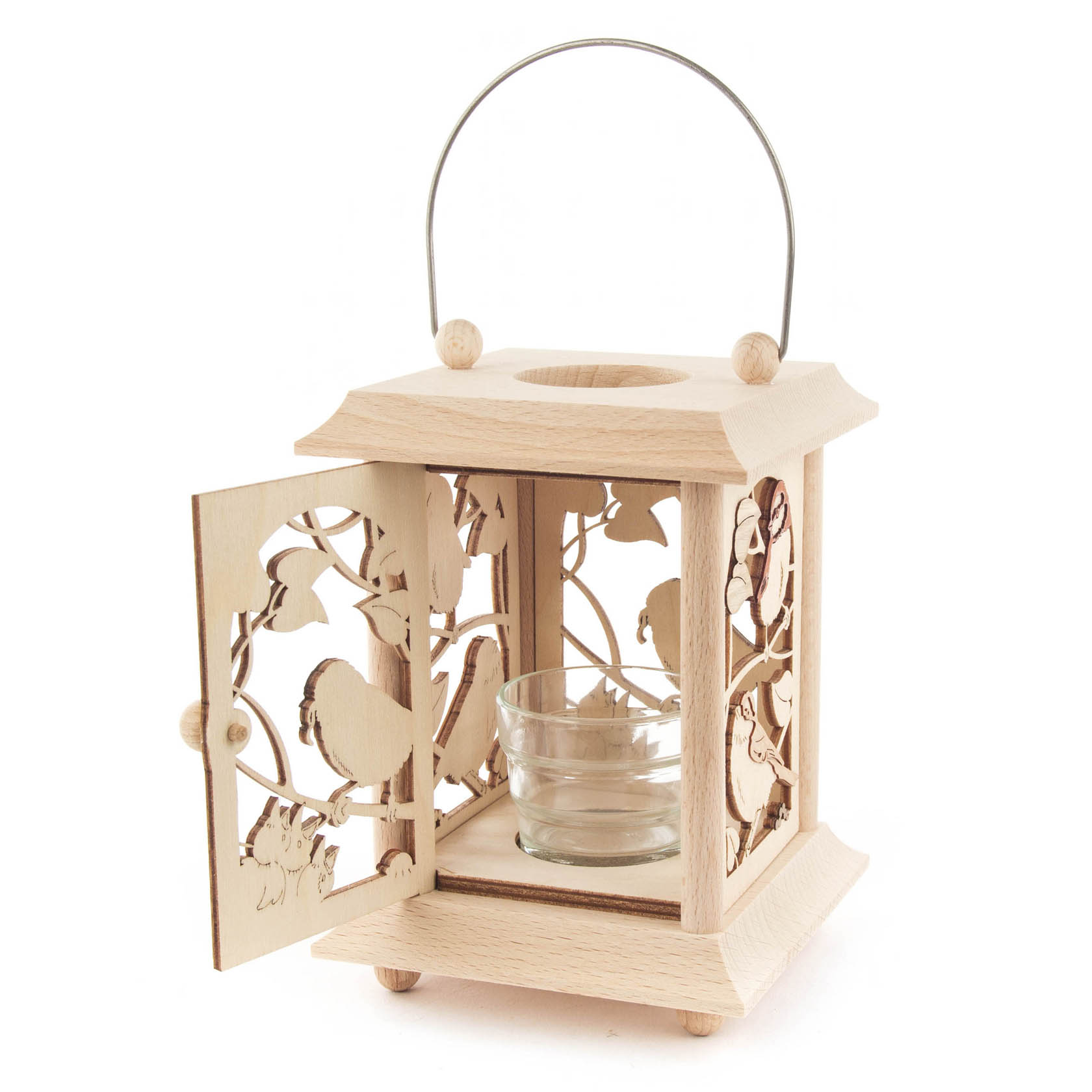 Dekorative Tischlaterne aus Holz mit filigranem Vogelmotiv. Seitentür geöffnet, im Inneren ein Glaseinsatz für Teelicht oder Votivkerze.