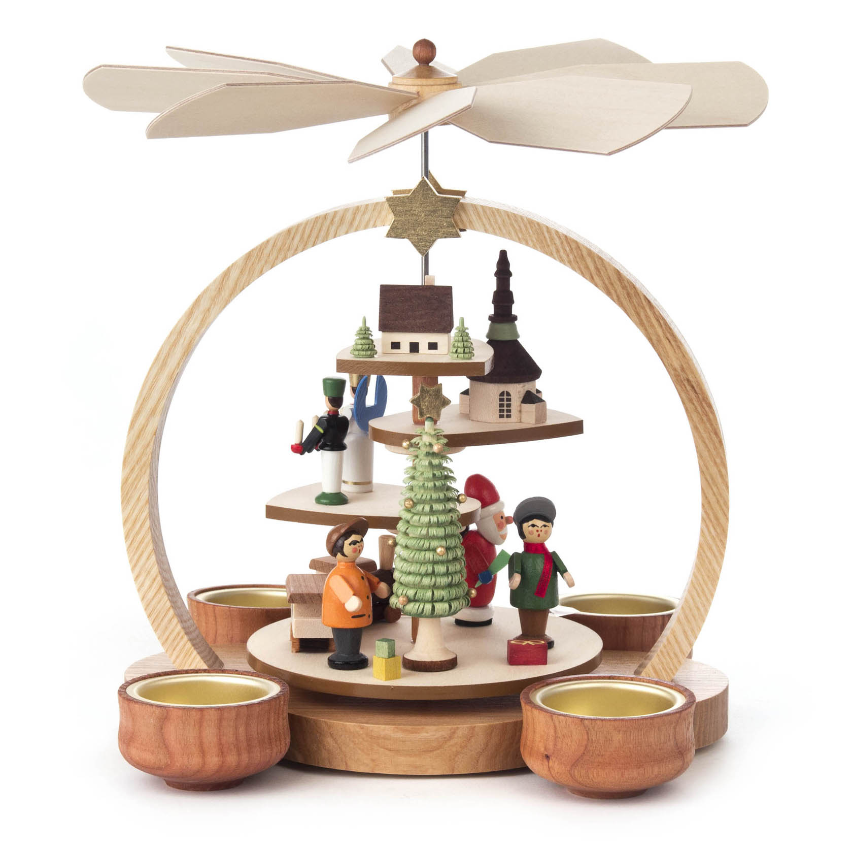 Runde Seiffener Weihnachtspyramide mit Holzfiguren, darunter ein Weihnachtsmann, ein Baum und ein Kind. Angetrieben durch Teelichter, mit großen Flügeln oben.