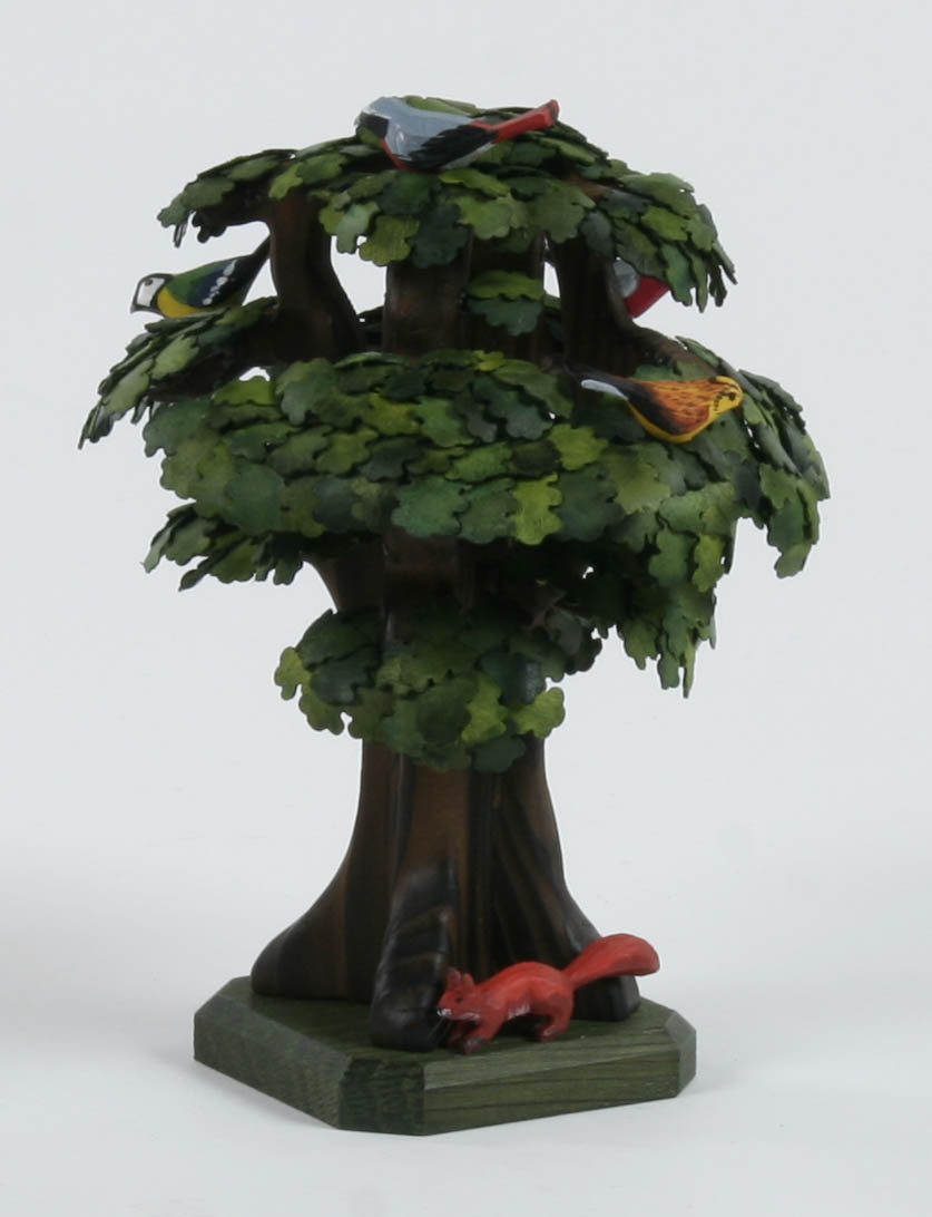 Ein kleines Eichbaum-Modell aus Holz mit runden, dicht belaubten Ästen. Auf den Ästen sitzen mehrere bunte Vögel und am Stamm ist ein rotes Eichhörnchen zu sehen. im Dregeno Online Shop günstig kaufen