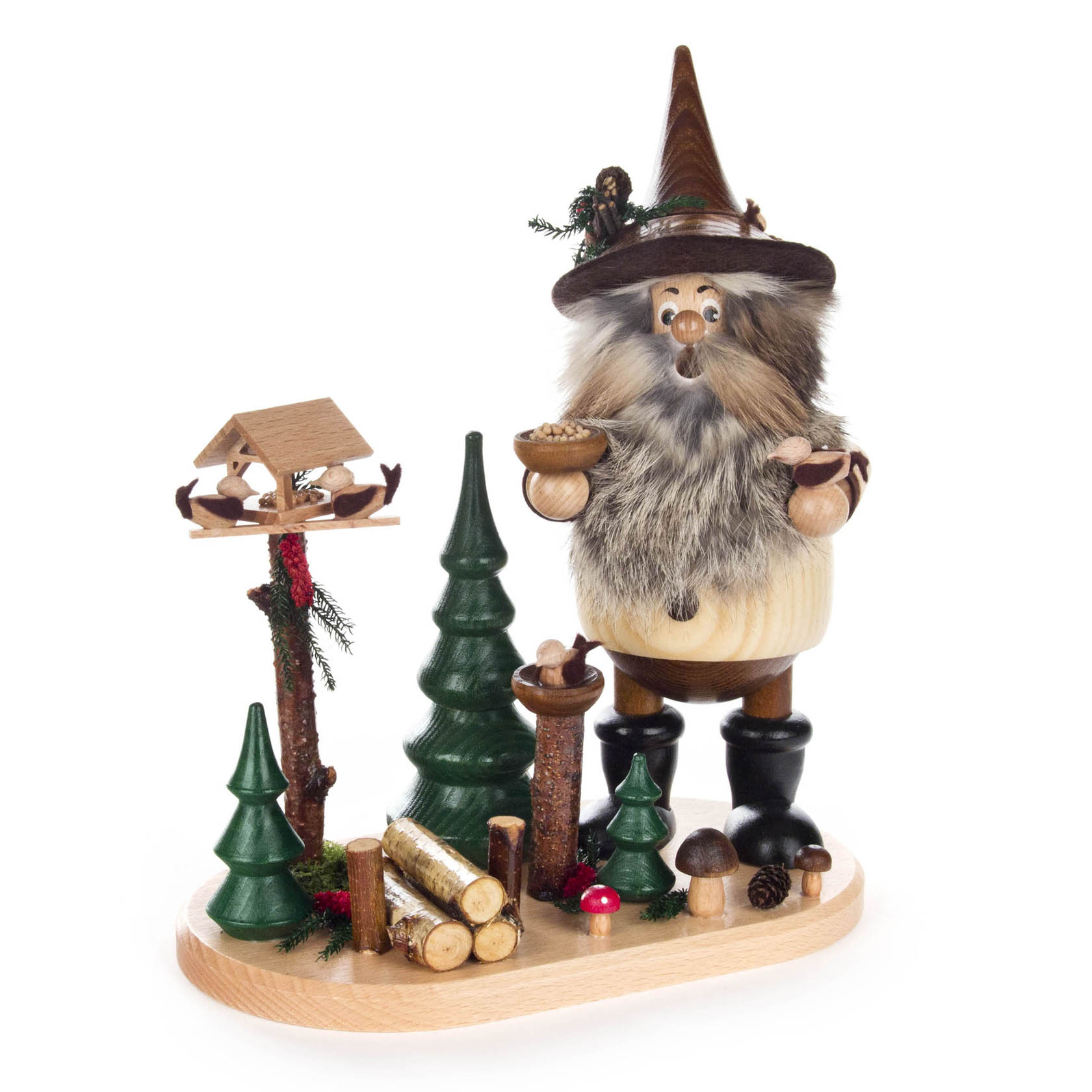 Ein Räuchermann Wichtel mit einem langen Bart, der einen kleinen Vogel auf der linken Hand hält. Er steht neben mehreren grünen Tannenbäumen und einem Vogelhaus. im Dregeno Online Shop günstig kaufen