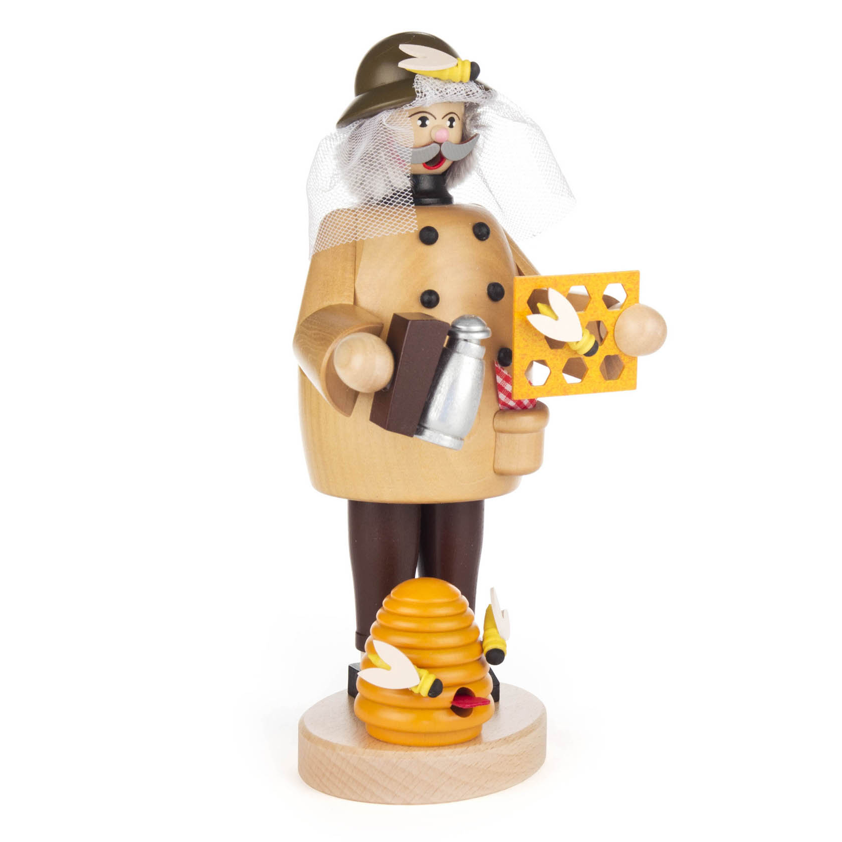 Holzfigur eines Imkers mit Imkerhut und Netz, eine Schachtel und eine Wabe haltend; dabei stehend neben einem Bienenstock mit Bienen.