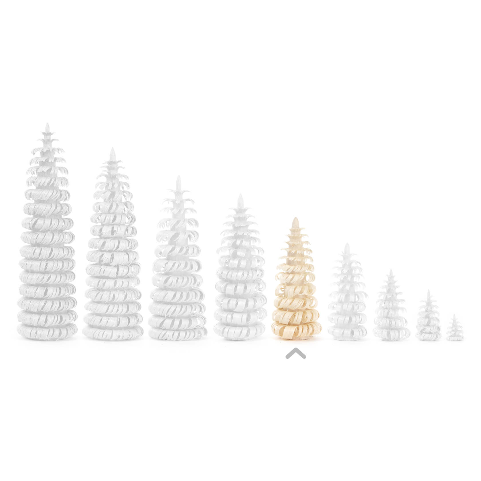 Eine Reihe von weißen Spiraltannenbäumen aus Holz, von klein nach groß, wobei der einzige naturfarbene Baum in der Mitte ist.