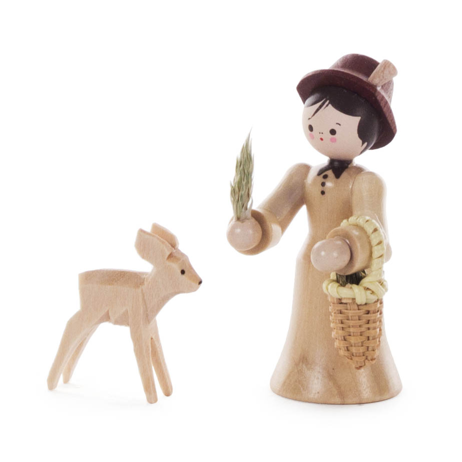 Holzfigur einer Försterin mit Hut und einem Korb in der Hand, die einem kleinen Reh aus Holz einen Zweig zeigt. im Dregeno Online Shop günstig kaufen