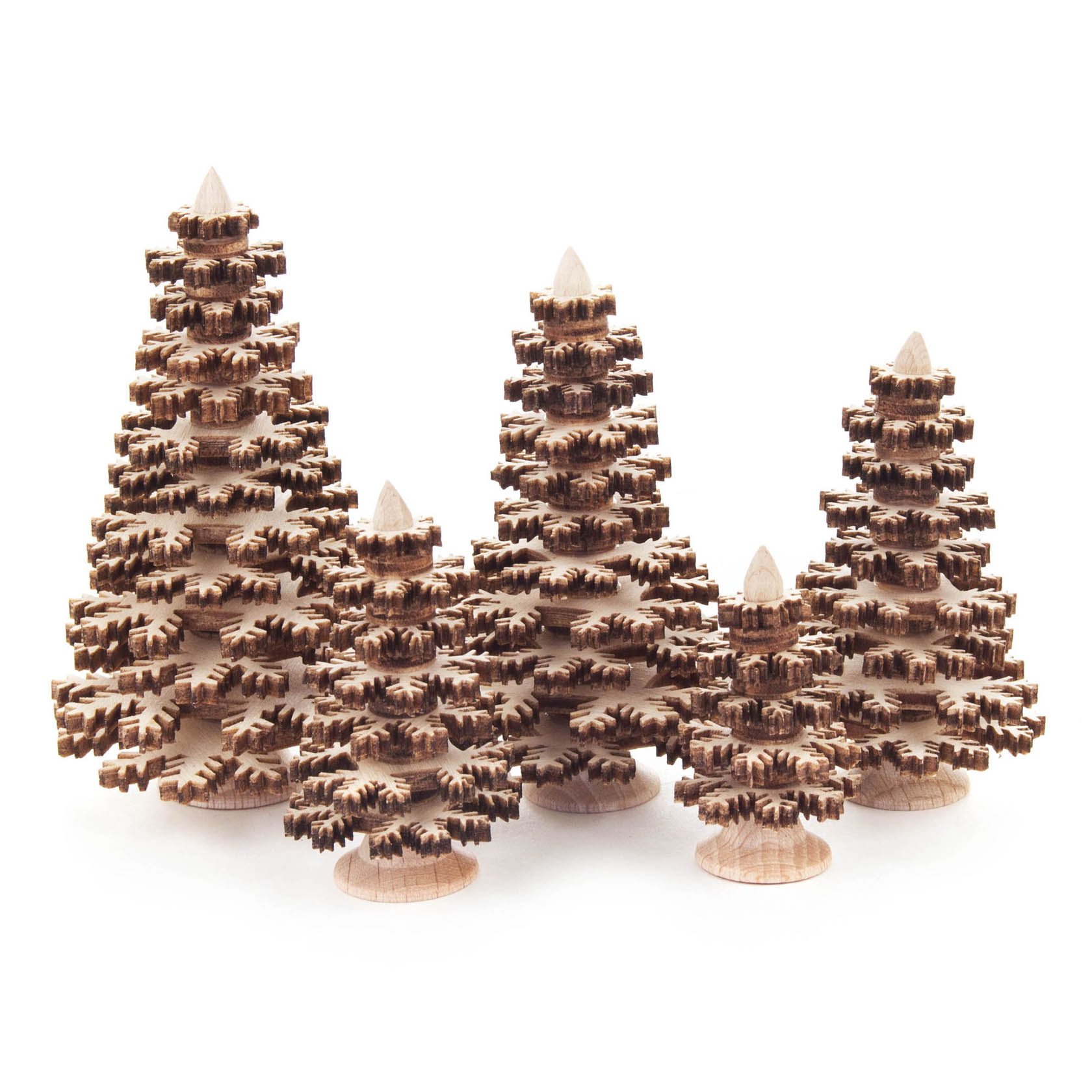 Fünf kleine modellierte Nadelbäume aus Holz, in Größen von 4 bis 8 cm, stehen eng beisammen. im Dregeno Online Shop günstig kaufen