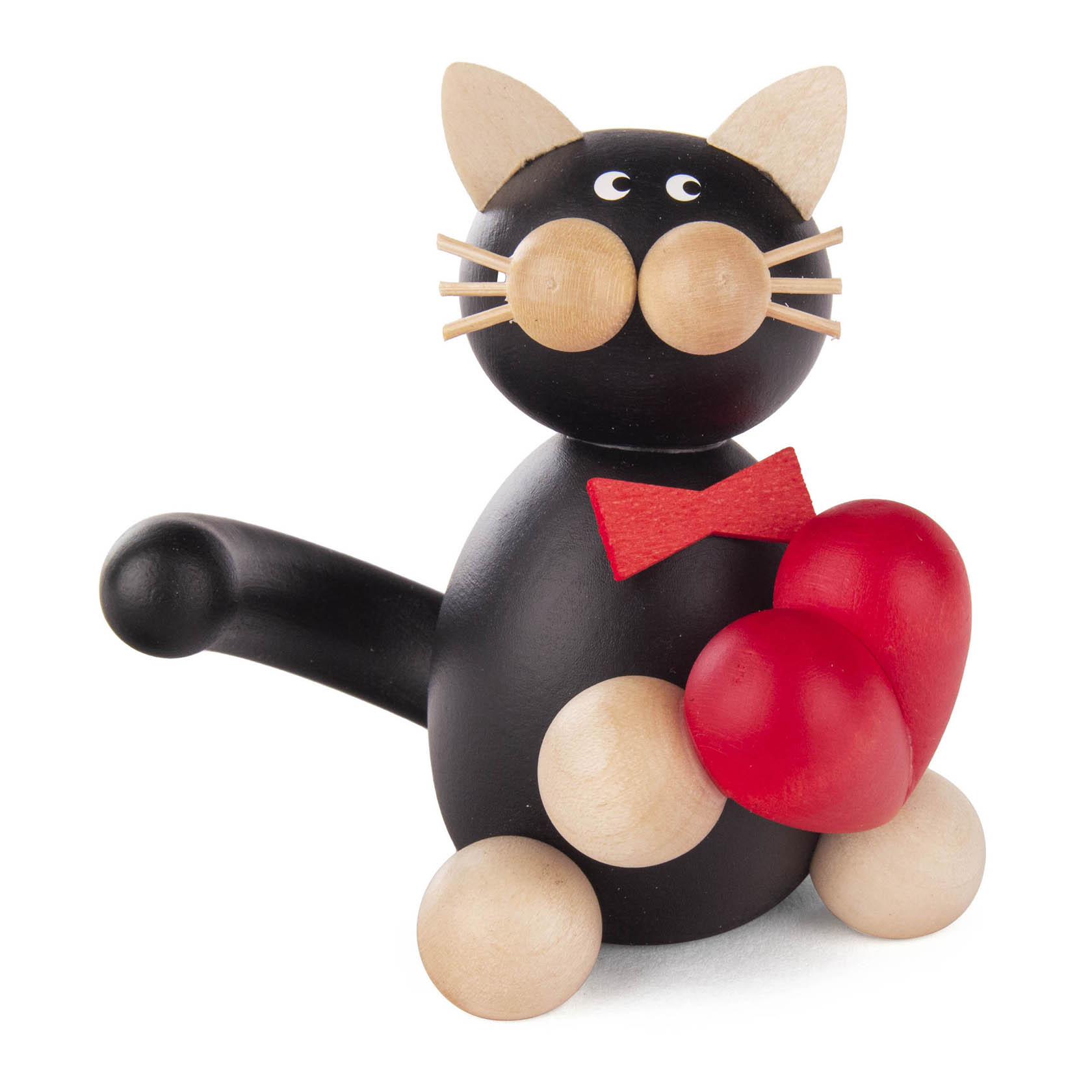 Holzfigur einer schwarzen Katze namens Kurt mit Holzohren, Schnurrhaaren, roten Fliege und zwei roten Herzen in den Pfoten. im Dregeno Online Shop günstig kaufen