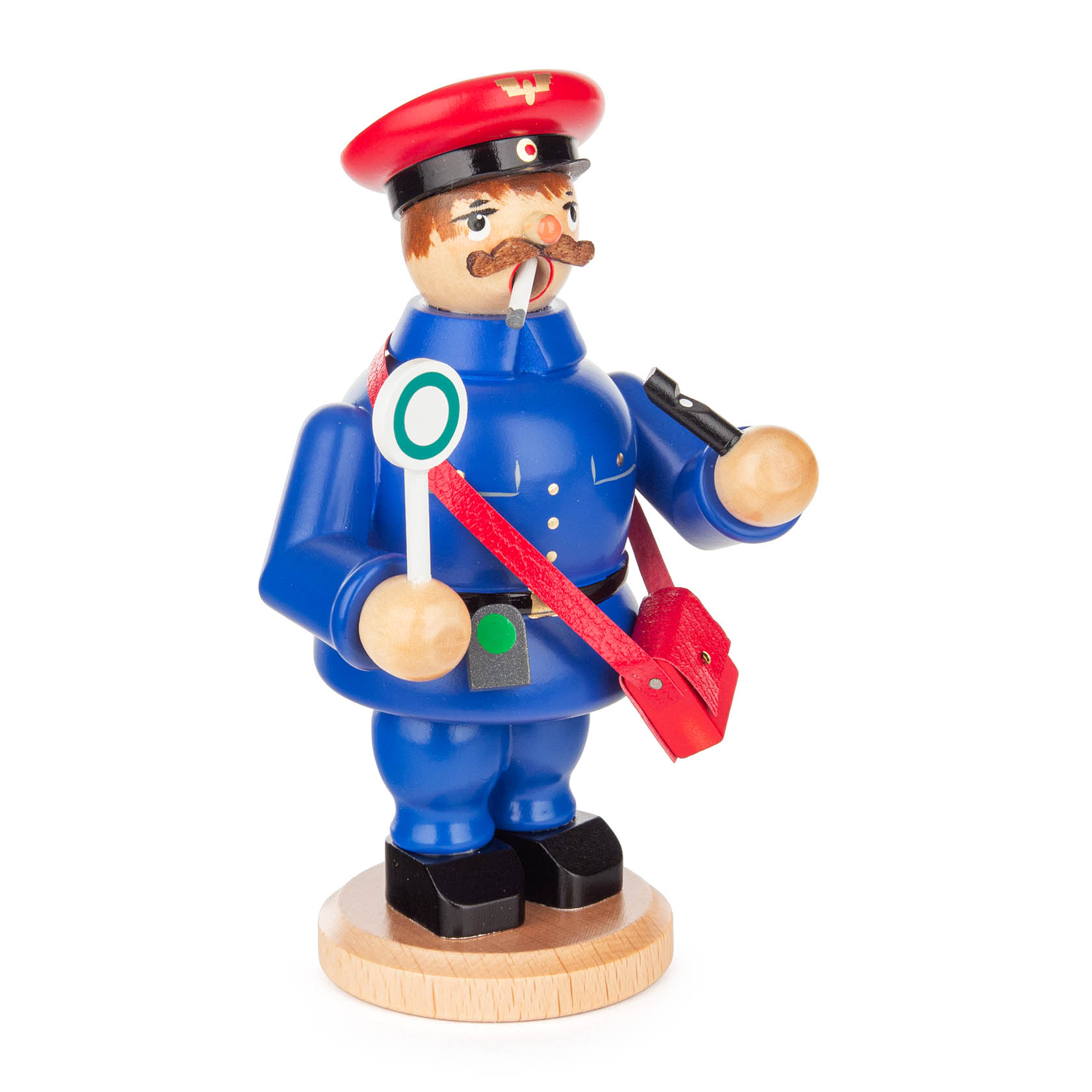 Eine handgefertigte Mini-Räuchermannfigur in Form eines Eisenbahners mit roter Mütze, blauer Uniform und Pfeife.