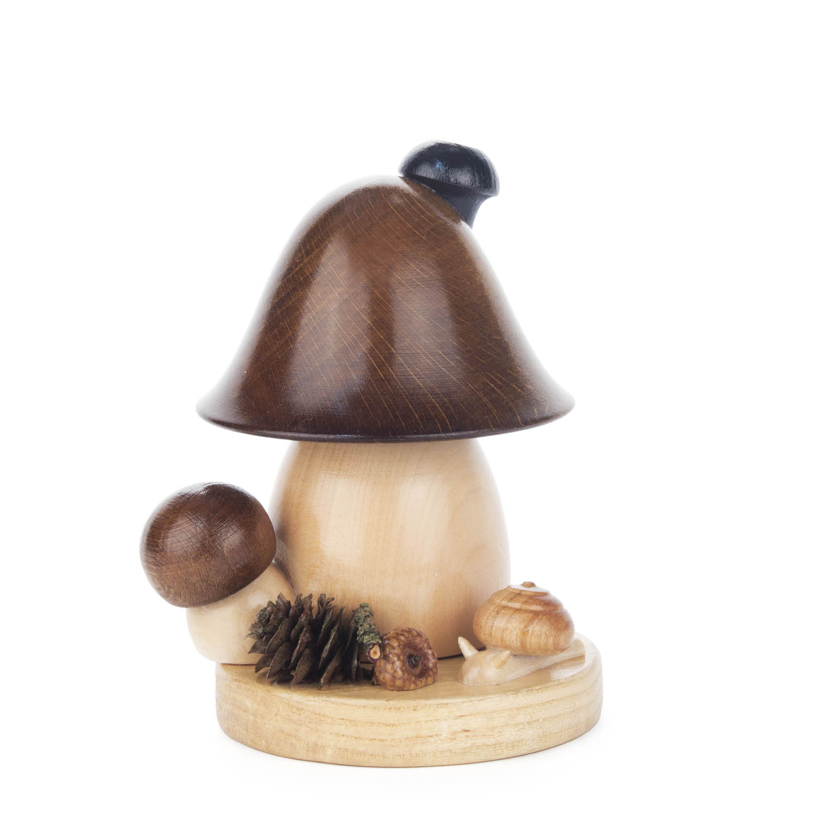 Kleiner Räucherpilz in Glockenform mit brauner Kappe und schwarzem Stiel auf einem Sockel, daneben kleine Holzdekorationen eines Pilzes, einer Schnecke und einem Tannenzapfen. im Dregeno Online Shop günstig kaufen