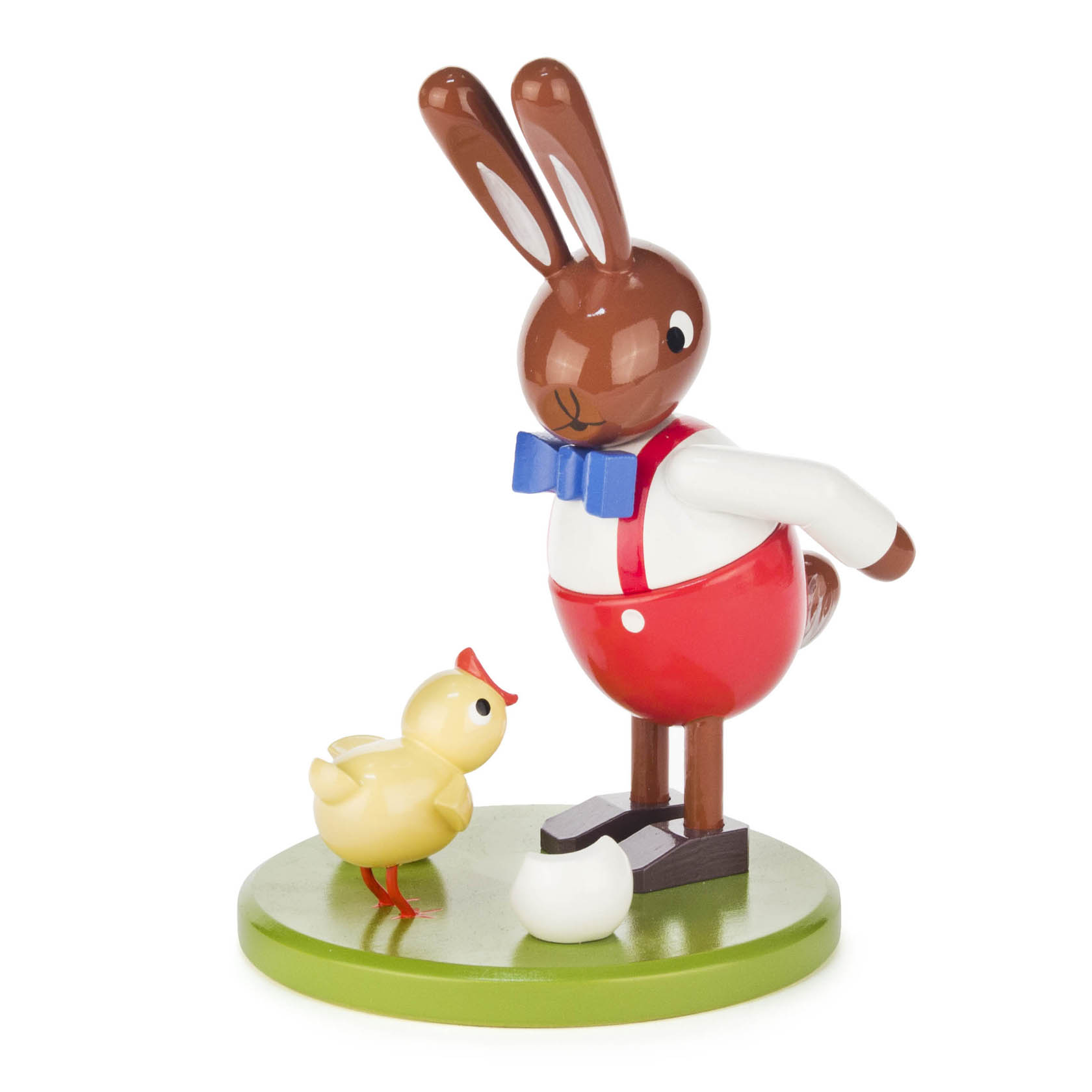 Holzfigur eines Hasen mit blauer Schleife und roter Hose, die liebevoll auf ein gelbes Küken blickt, das neugierig zu ihm aufschaut. im Dregeno Online Shop günstig kaufen