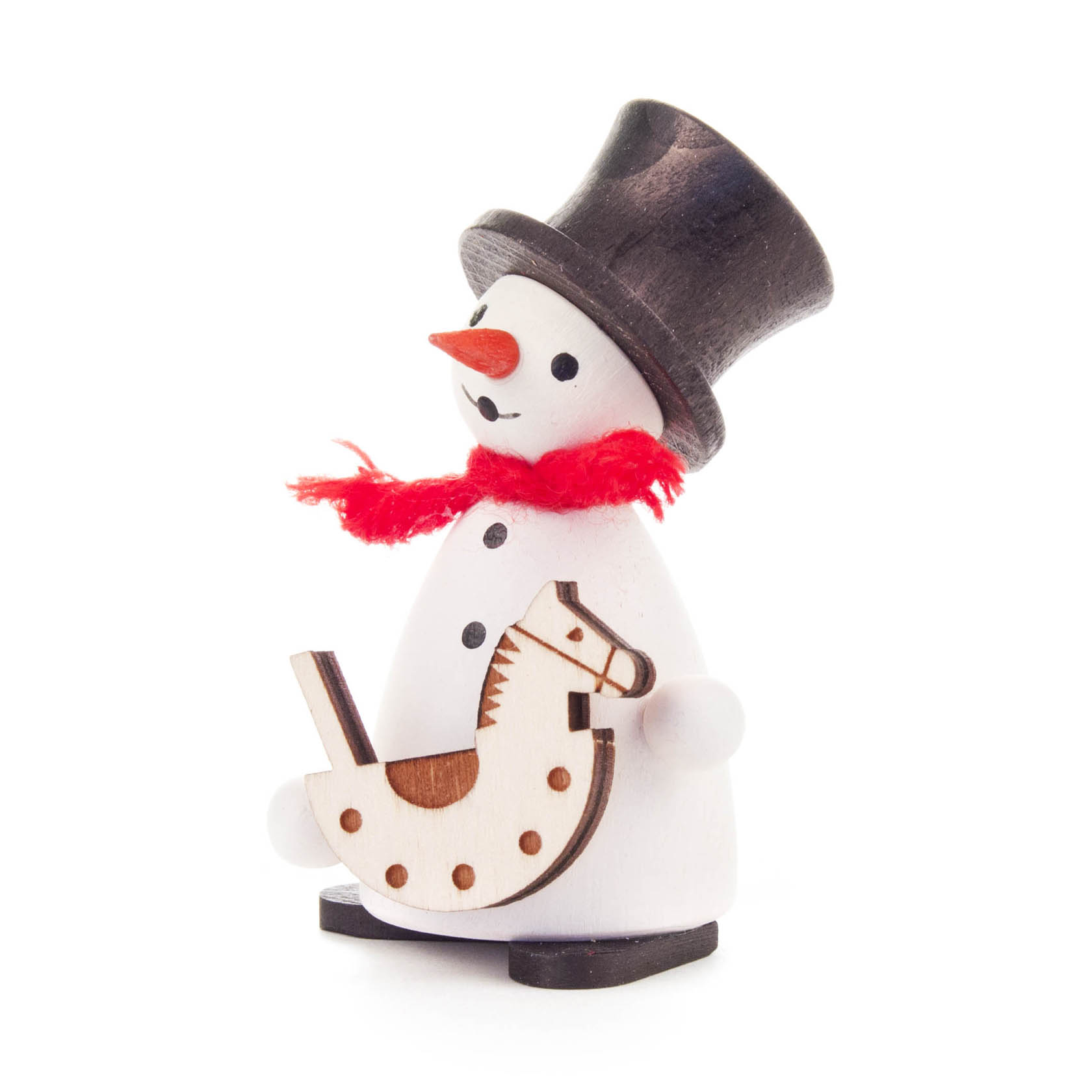 Ein dekorativer Schneemann mit einem Zylinderhut und rotem Schal, der ein hölzernes Schaukelpferd in den Händen hält. im Dregeno Online Shop günstig kaufen