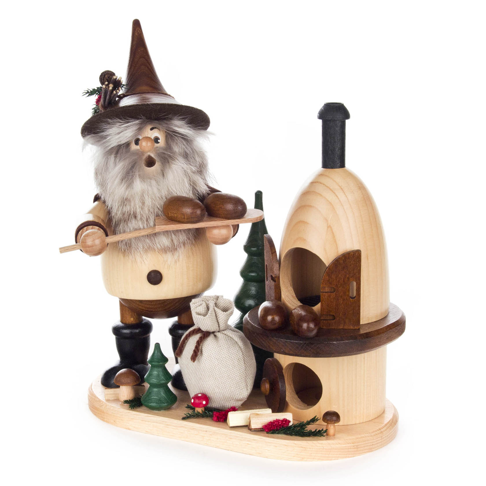 Ein hölzerner Räuchermann in Form eines Waldwichtel Bäckers mit Schürze, Bäckermütze und Brot auf einem Ofen, umgeben von Miniaturbäumen und einem Stoffbeutel. im Dregeno Online Shop günstig kaufen