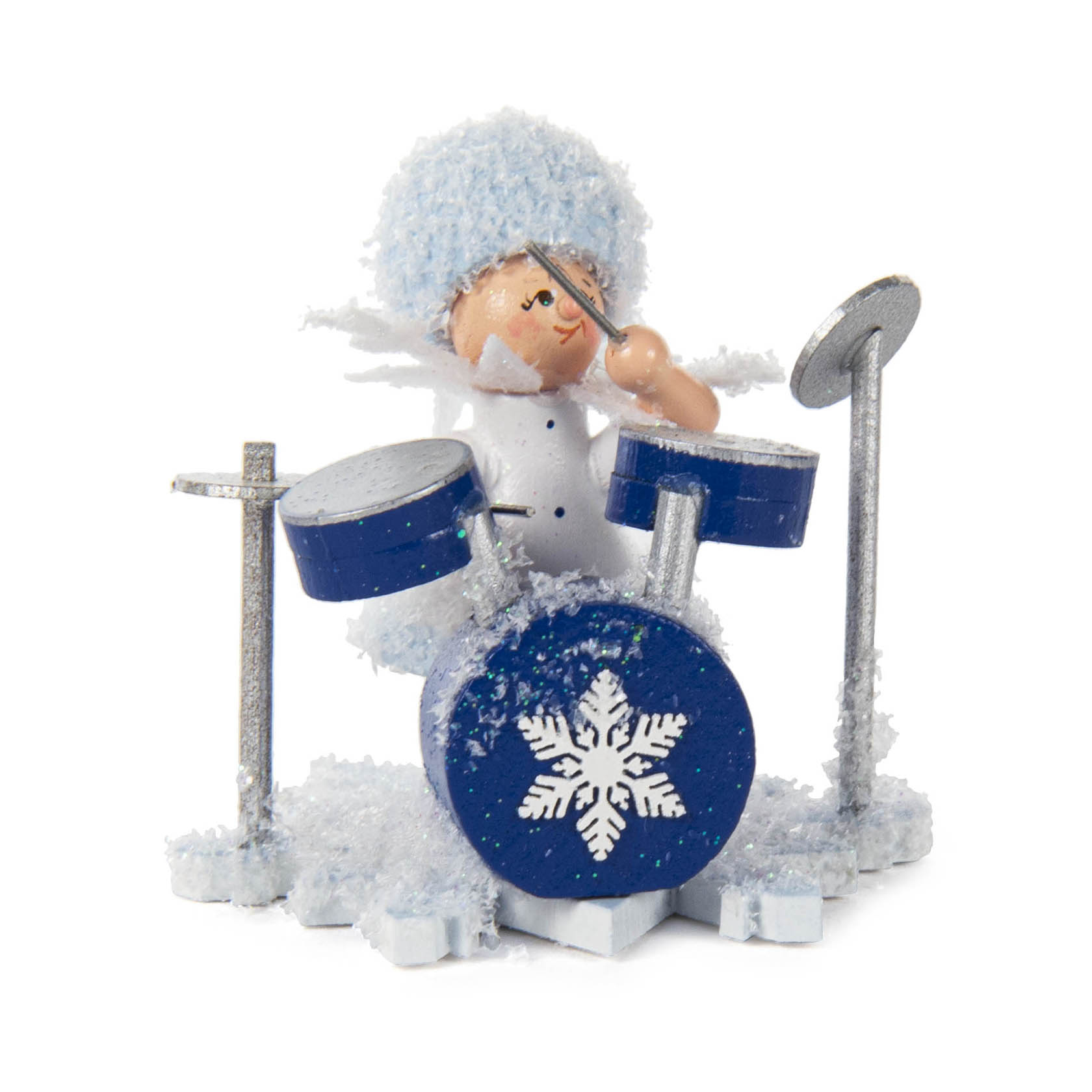 Eine Schneemannfigur in Form eines Schneeflöckchens spielt ein blaues Miniatur-Schlagzeug, dekoriert mit einer Schneeflocke. im Dregeno Online Shop günstig kaufen
