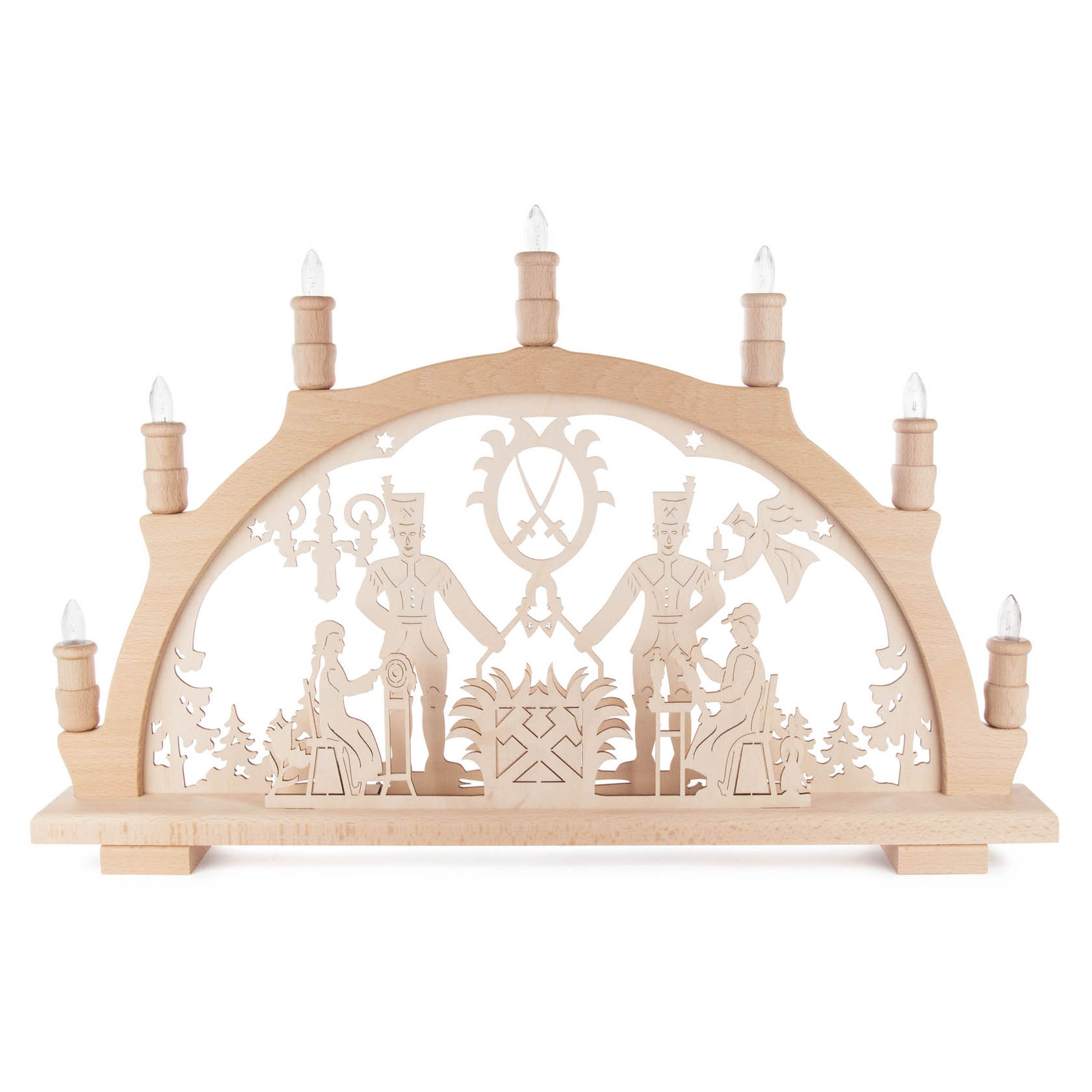 Elektrisch beleuchteter Schwibbogen aus Holz mit Bergmannsfigur in der Mitte, flankiert von zwei weiteren Figuren, umgeben von Kerzen. im Dregeno Online Shop günstig kaufen