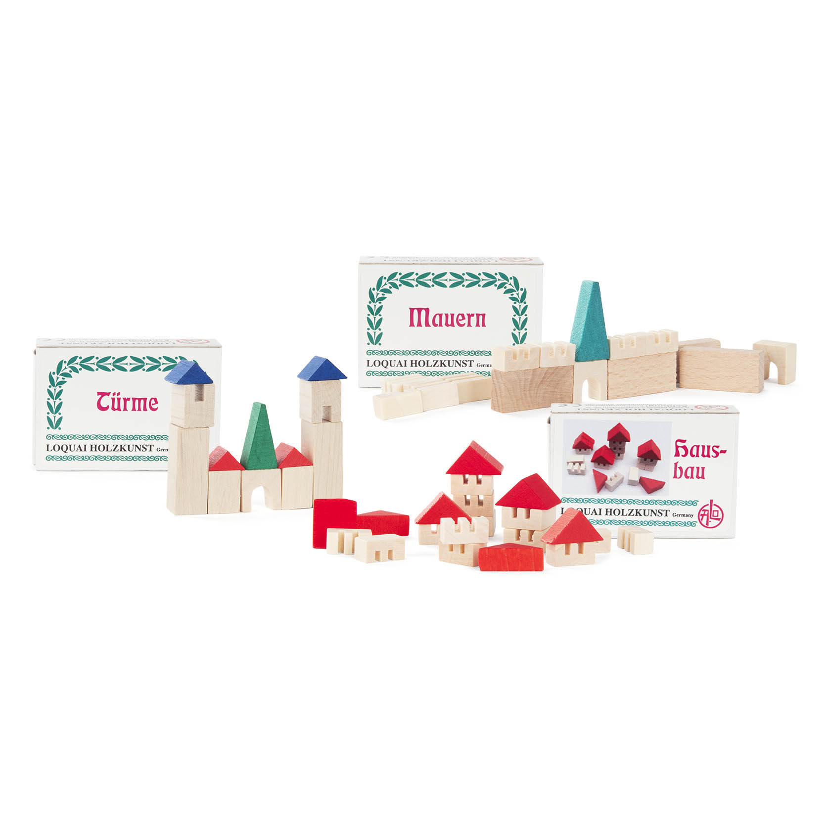 Holzspielzeug bestehend aus mehreren Sets: Türme, Mauern und Hausbau. Jedes Set enthält bunte, einfache Bauteile aus Holz. im Dregeno Online Shop günstig kaufen