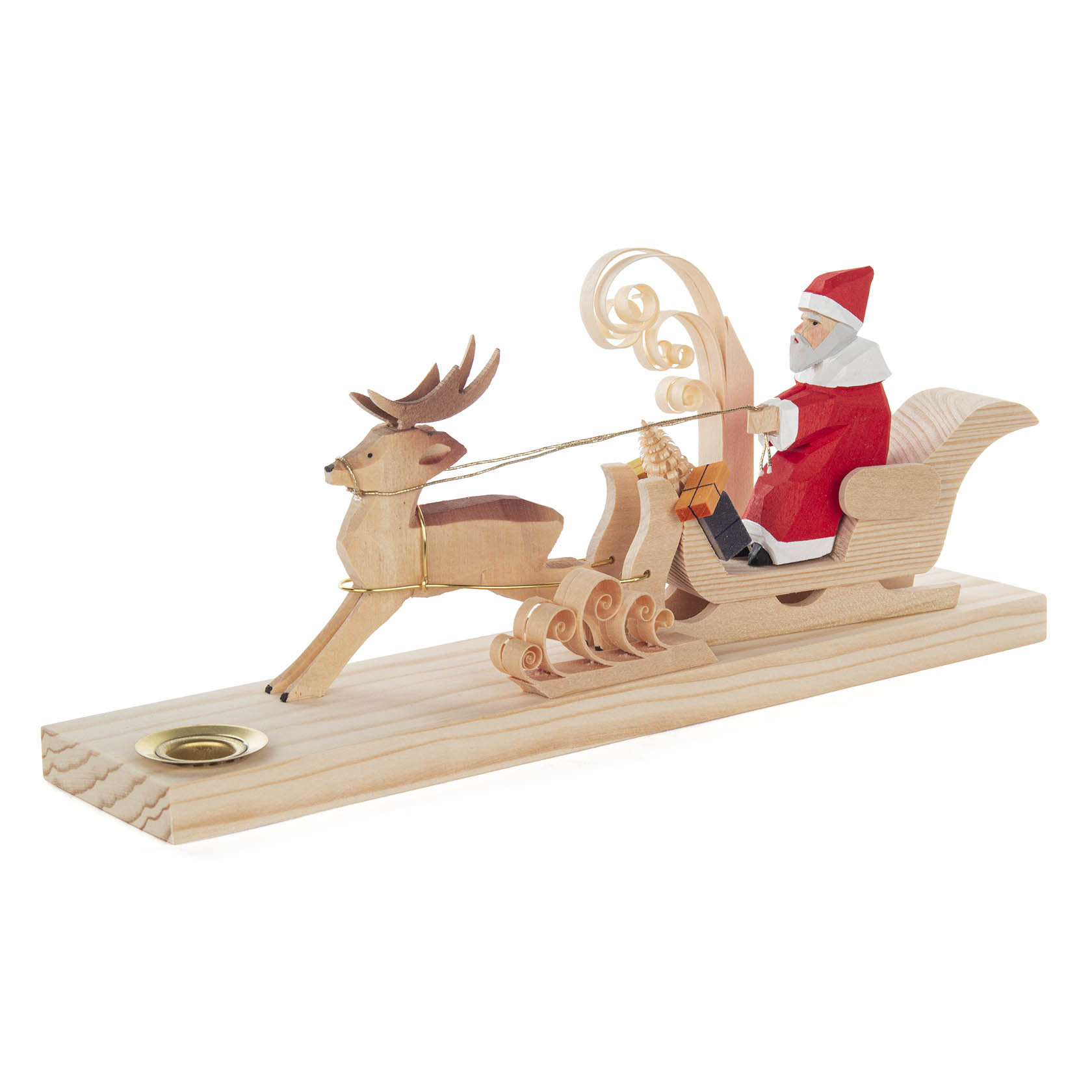 Geschnitzte Holzfigur eines Weihnachtsmanns in einem Hirschschlitten. Der Schlitten trägt einen kleinen Weihnachtsbaum. Für eine Kerze geeignet. im Dregeno Online Shop günstig kaufen