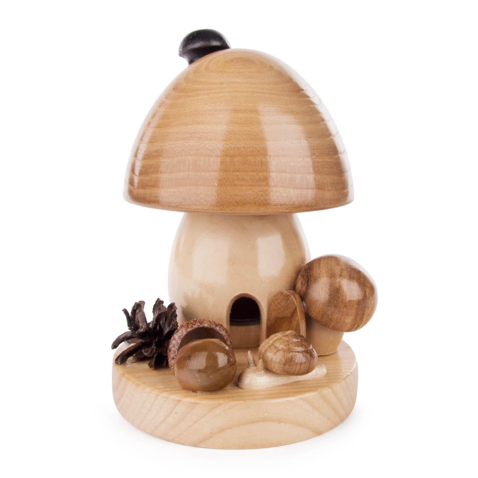 Ein großer, runder Räucherpilz aus Holz mit naturbelassener Oberfläche. Zwei kleine Holzpilze und ein Kiefernzapfen liegen auf einem Holzsockel daneben. im Dregeno Online Shop günstig kaufen
