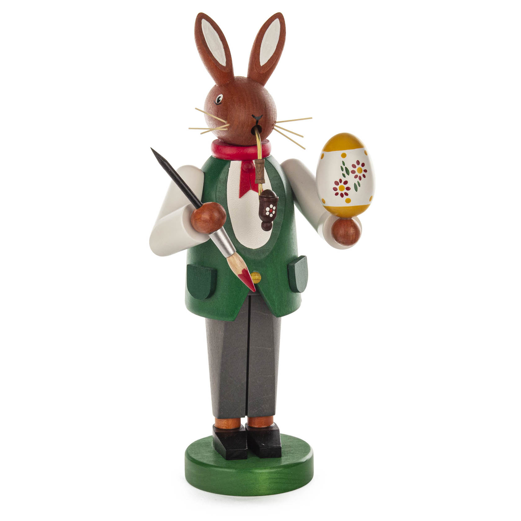 Holzfigur eines Hasenmannes, der als Räucherfigur dient. Er hält einen Pinsel in der rechten Hand und ein bemaltes Osterei in der linken. im Dregeno Online Shop günstig kaufen