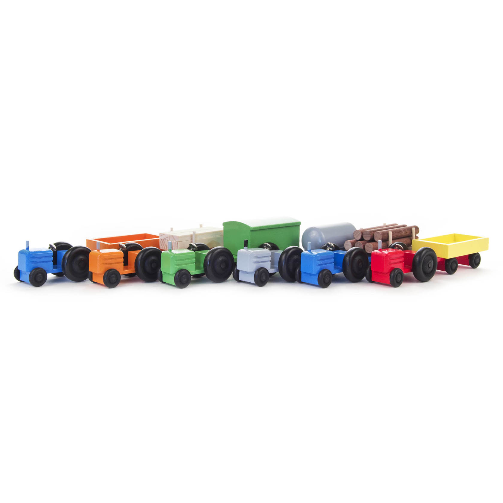 Sechs farbige Mini-Traktoren aus Holz in einer Reihe, Farben sind blau, orange, grün, grau, blau und rot, alle mit verschiedenem Anhänger. im Dregeno Online Shop günstig kaufen