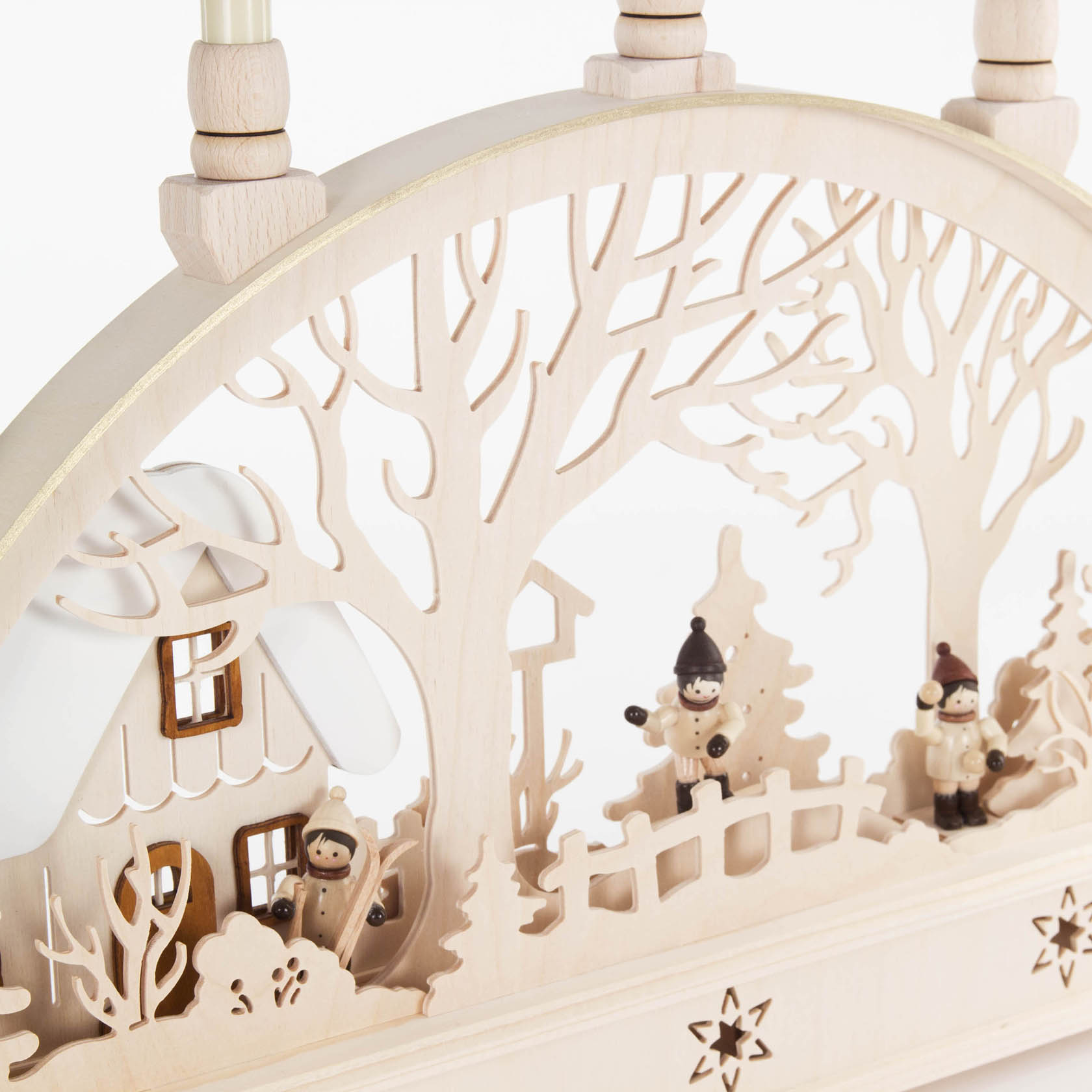 Ein hölzerner Schwibbogen mit Winterkindern-Motiven, elektrisch beleuchtet. Zu sehen sind Schneemänner, Bäume und ein Haus in einer winterlichen Szene.
