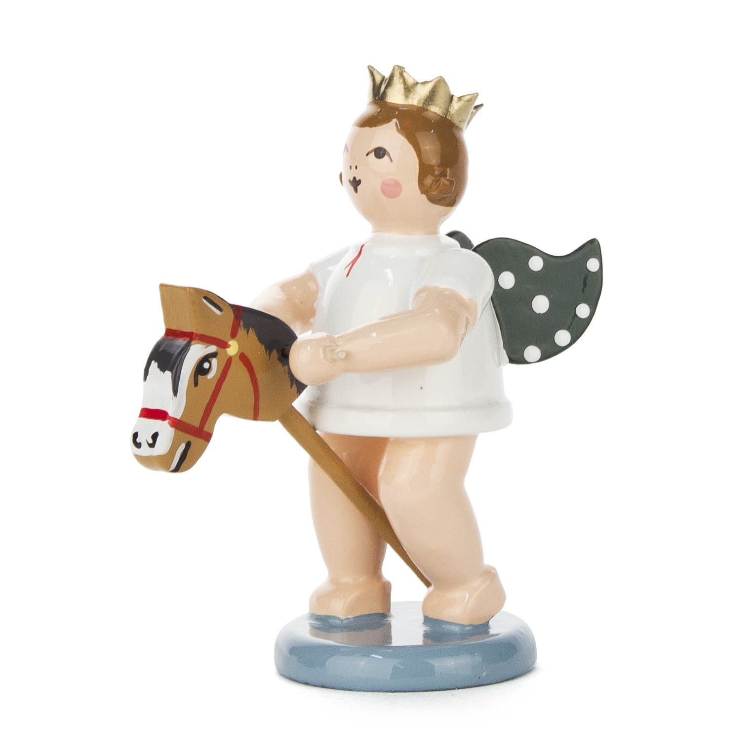 Holzfigur eines Engels mit Flügeln, rotem Herz auf der Brust und goldener Krone, hält ein braunes Steckenpferd in beiden Händen. im Dregeno Online Shop günstig kaufen