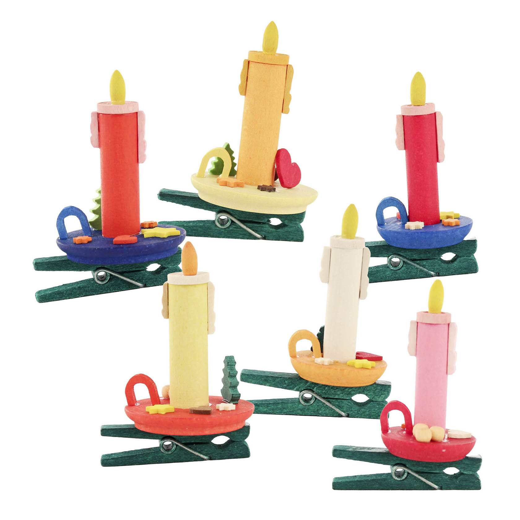 Bunte Holzklemmen mit daran befestigten Kerzen. Jede Klemme hat ein kleines Tablett mit dekorativen Elementen wie einem Baum oder Herz. im Dregeno Online Shop günstig kaufen