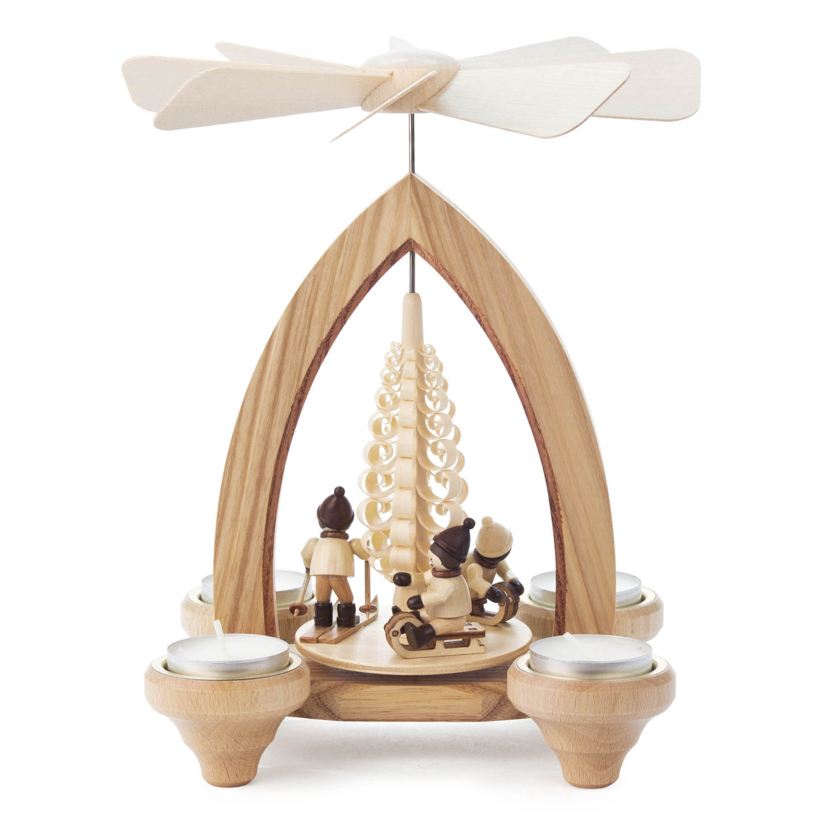 Holzpyramide mit drei Winterkind-Figuren und Baum in der Mitte, umgeben von vier Teelichthaltern.